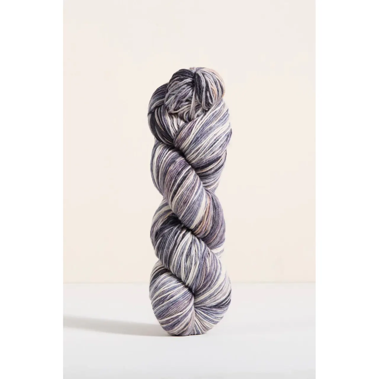 Uneek Fingering 3033 Weiß-Lila-Beige-Grau von Urth Yarns. Jeder Strang ist ein Unikat handgefärbt in atemberaubenden Farbverläufen und lebendigen Tönen.