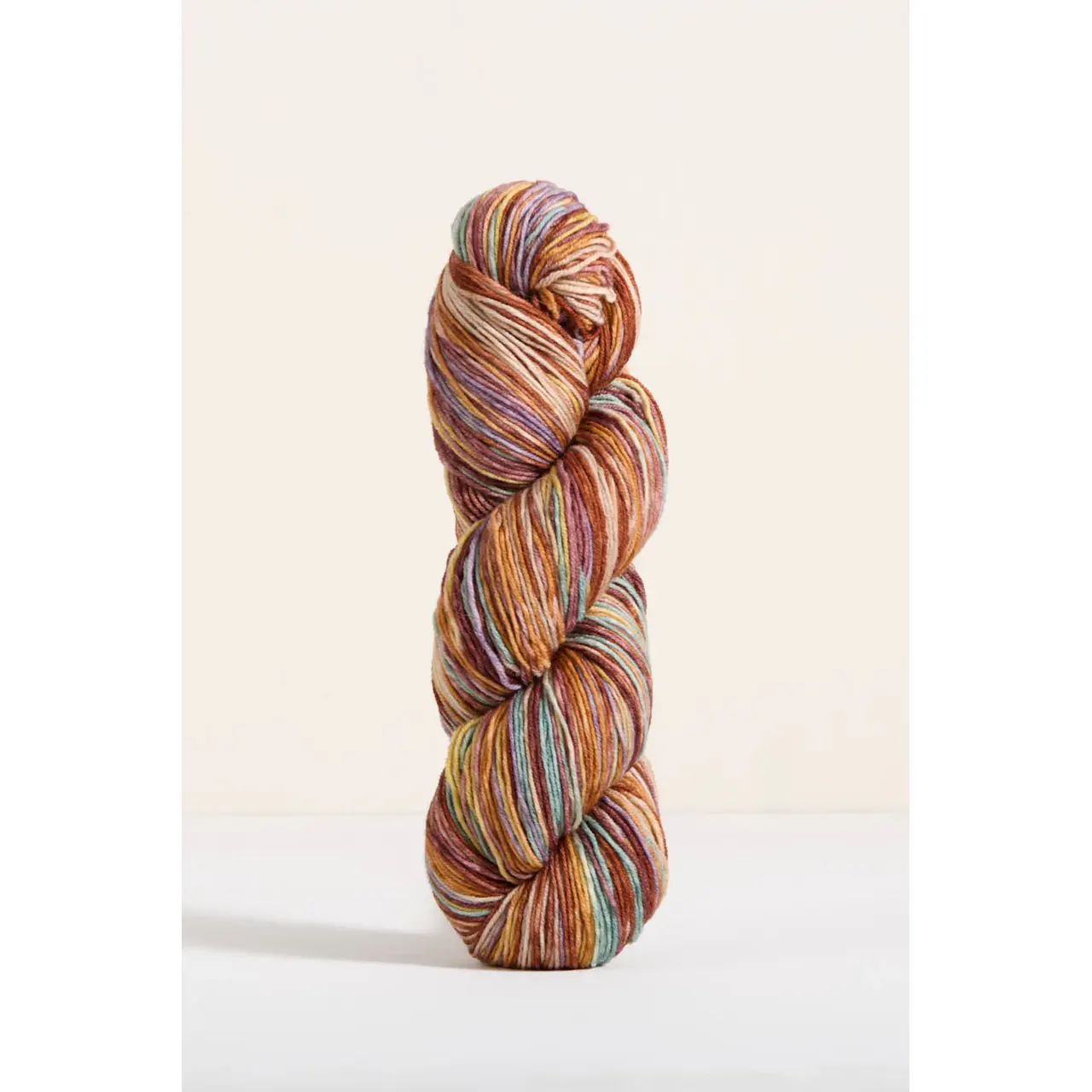 Uneek Fingering 3036 Türkis-Braun-Lila-Orange-Natur von Urth Yarns. Jeder Strang ist ein Unikat handgefärbt in atemberaubenden Farbverläufen und lebendigen Tönen.
