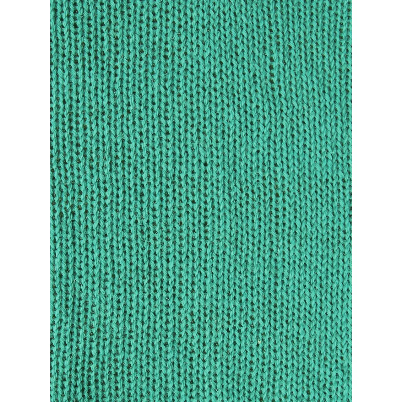 Signature 4-Fach 333 Blue Raspberry von West Yorkshire Spinners. Sehr weiches und strapazierfähiges Garn aus hochwertigen Materialien mit außergewöhnlicher Vielseitigkeit ideal für Socken Schals und Tücher mit schönem Fall. Erhältlich in vielen kräftigen bis natürlichen Unifarben aber auch als selbststreifende Variante inspiriert von leuchtenden Cocktailfarben. Mehrfach als „Bestes Sockengarn“ ausgezeichnet.