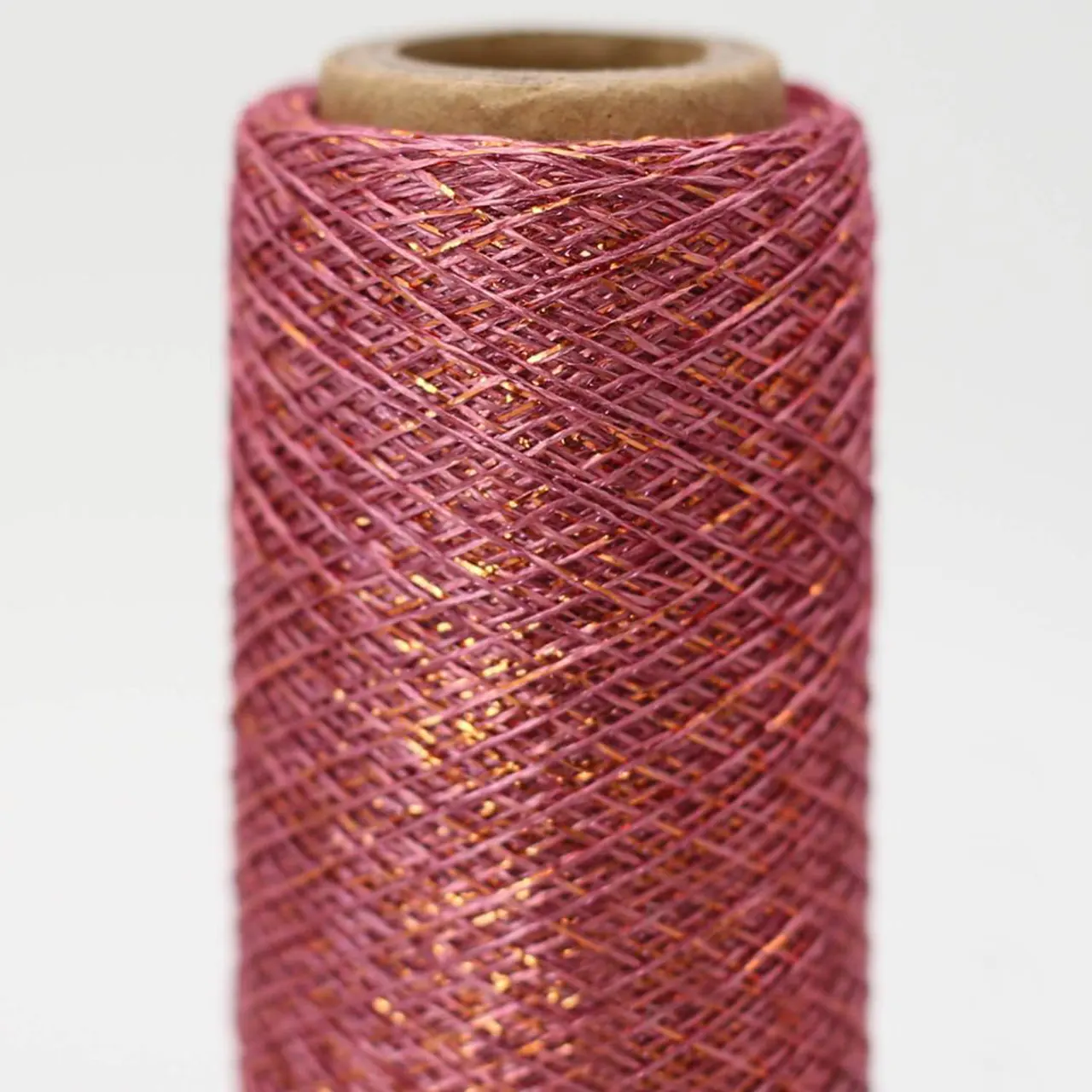 Stellaris 208 Altrosa-Kupfer von Kremke Soul Wool. Ein edles fein glänzendes Viskosegarn mit farblich passendem Glitzerfaden aus metallisiertem Polyester.