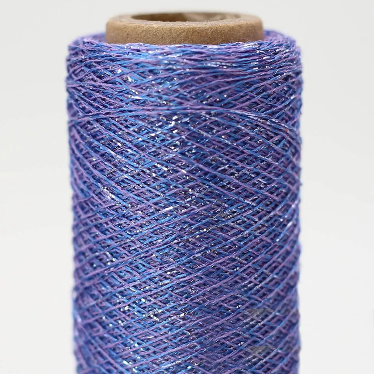 Stellaris 209 Lila-Blau-Silber von Kremke Soul Wool. Ein edles fein glänzendes Viskosegarn mit farblich passendem Glitzerfaden aus metallisiertem Polyester.
