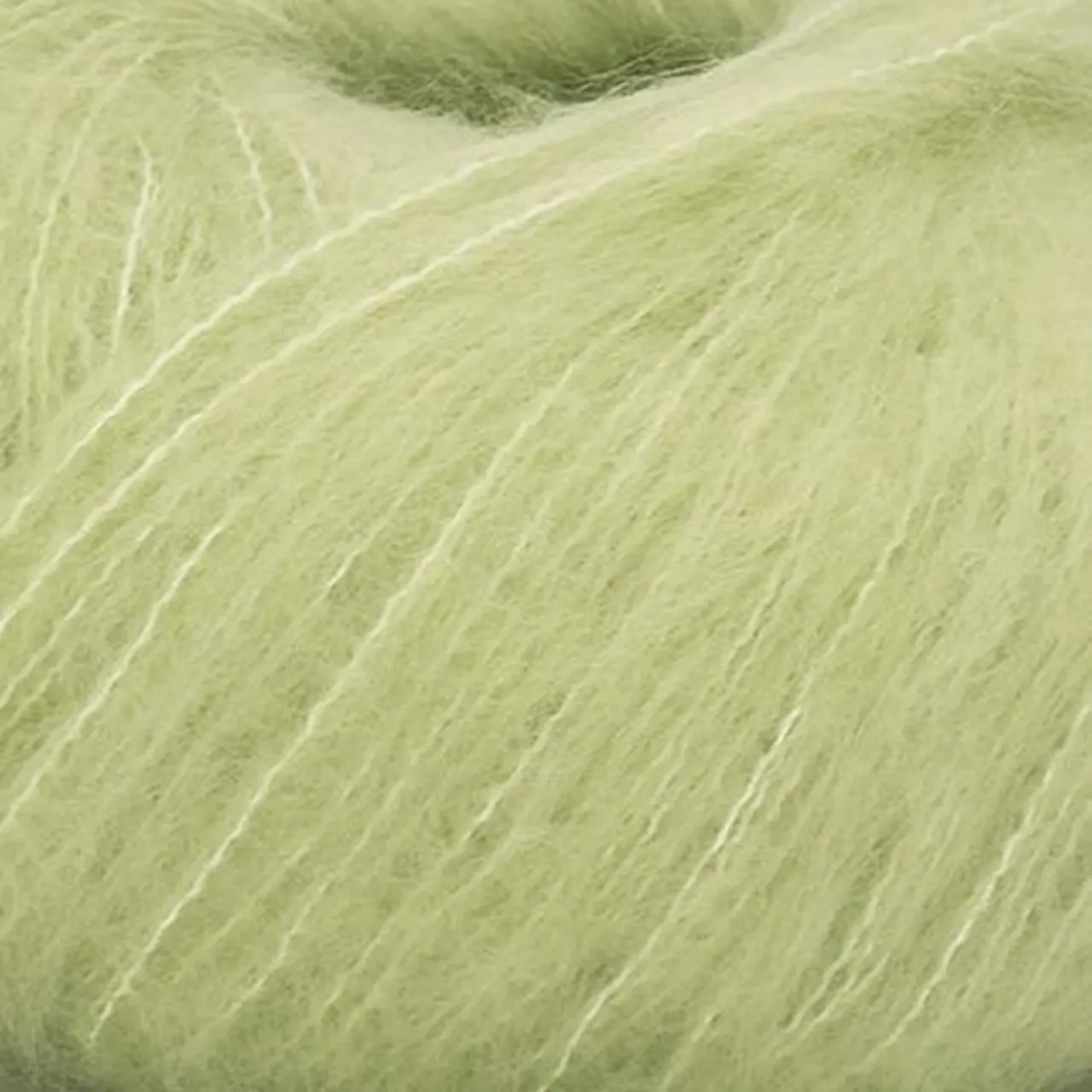 Cashsilk Light 3102 Acid Green von Laines Du Nord. Edelste Naturfasern Kaschmir Merino und Seide vereint zu einem besonders weichen und leichten Luxusgarn - perfekt für exclusive Strickprojekte wie Schals Pullover oder elegante Accessoires.