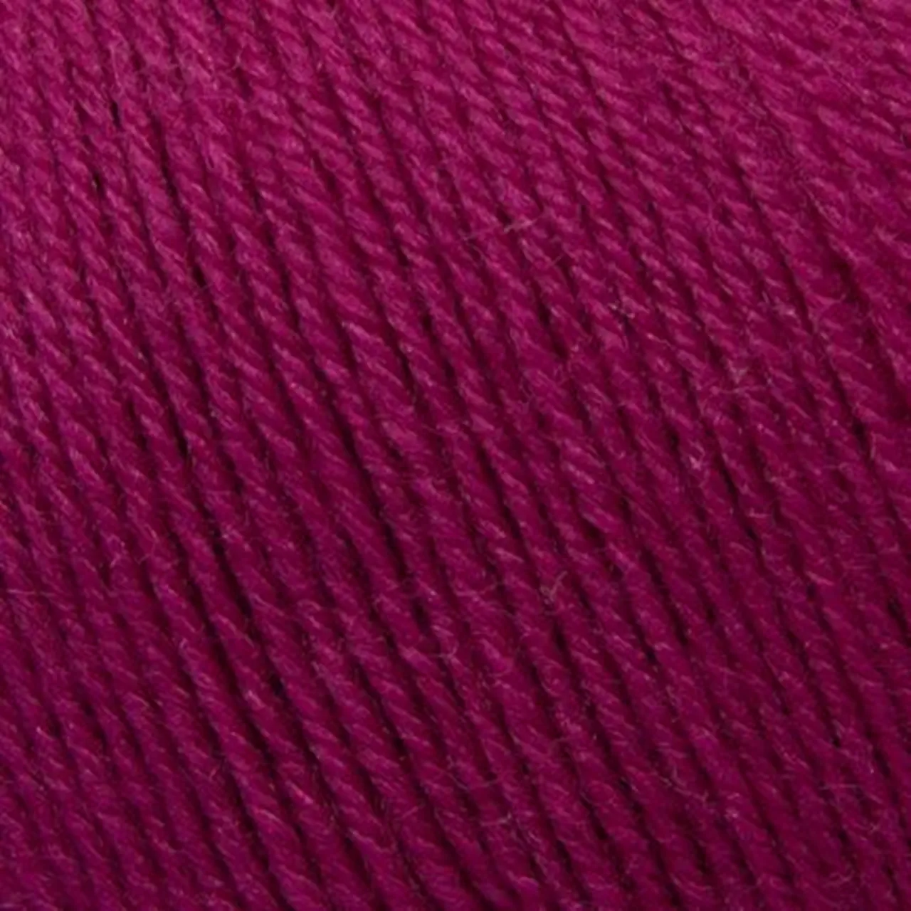 Unisocks 6-Fach 9 Fuchsia von Laines Du Nord. Hochwertige extra dicke Sockenwolle in Uni-Farben für warme und langlebige Strickprojekte - ideal für kuschelige Wintersocken aber auch für Mützen Handschuhe oder Pullover.