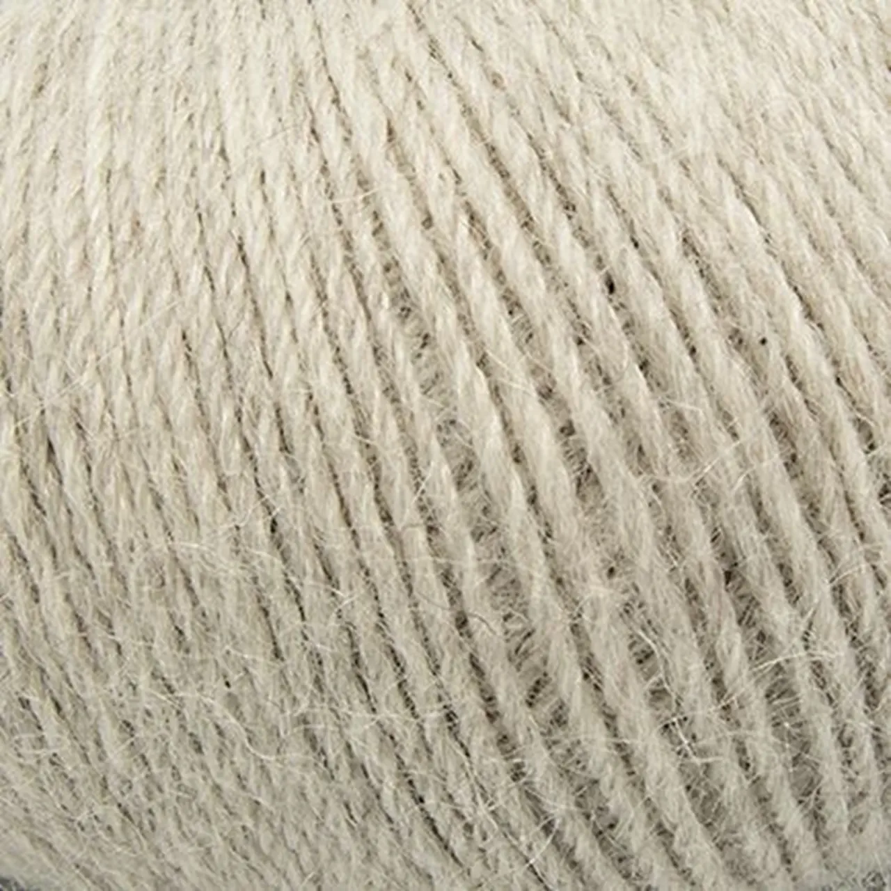 Unisocks 6-Fach M1 Beige von Laines Du Nord. Hochwertige extra dicke Sockenwolle in Uni-Farben für warme und langlebige Strickprojekte - ideal für kuschelige Wintersocken aber auch für Mützen Handschuhe oder Pullover.