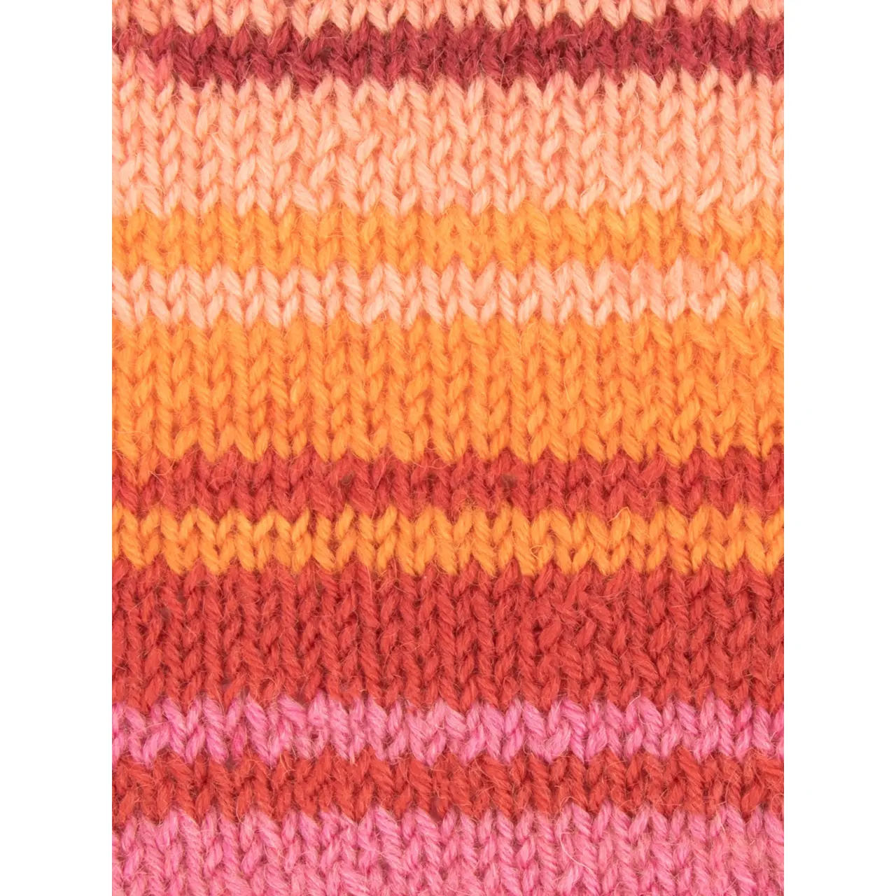 Signature 4-Fach Winwick Mum 881 Summer Sunset von West Yorkshire Spinners. Sehr weiches und strapazierfähiges Garn aus hochwertigen Materialien mit außergewöhnlicher Vielseitigkeit ideal für Socken Schals und Tücher mit schönem Fall. Erhältlich als selbststreifende Variante „Colormix“ inspiriert unter anderem von leuchtenden Cocktailfarben aber auch in vielen kräftigen bis natürlichen Unifarben. Mehrfach als „Bestes Sockengarn“ ausgezeichnet.