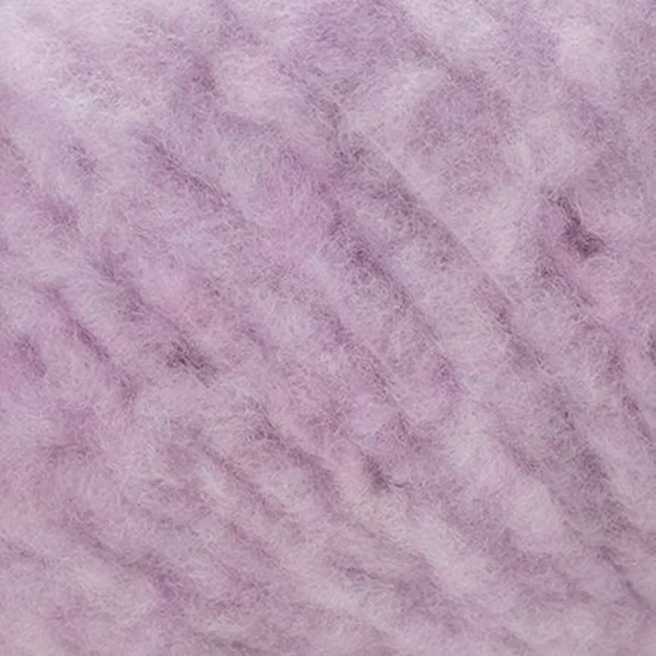 Piuma Cashmere 19 Lila von Laines Du Nord. Eine exklusive Komposition aus feinstem Kaschmir und 16-Mikron-Merinowolle die für außergewöhnliche Weichheit und Leichtigkeit steht.