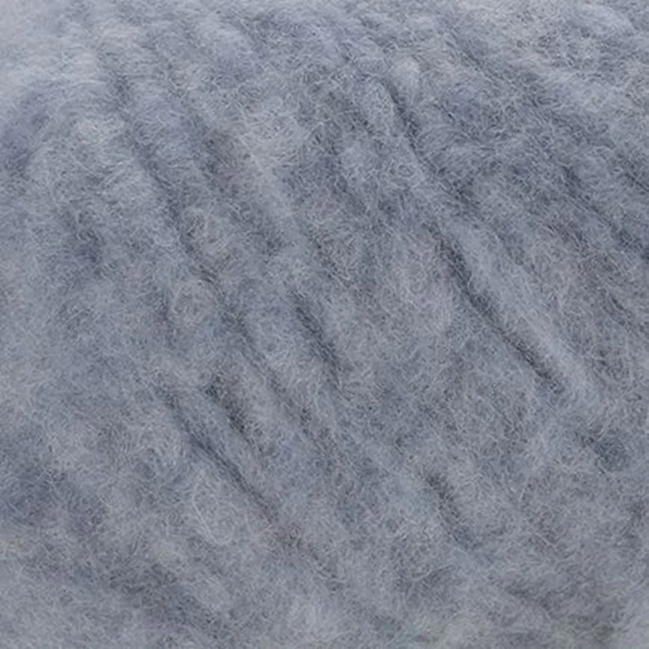 Piuma Cashmere 3 Blaugrau von Laines Du Nord. Eine exklusive Komposition aus feinstem Kaschmir und 16-Mikron-Merinowolle die für außergewöhnliche Weichheit und Leichtigkeit steht.