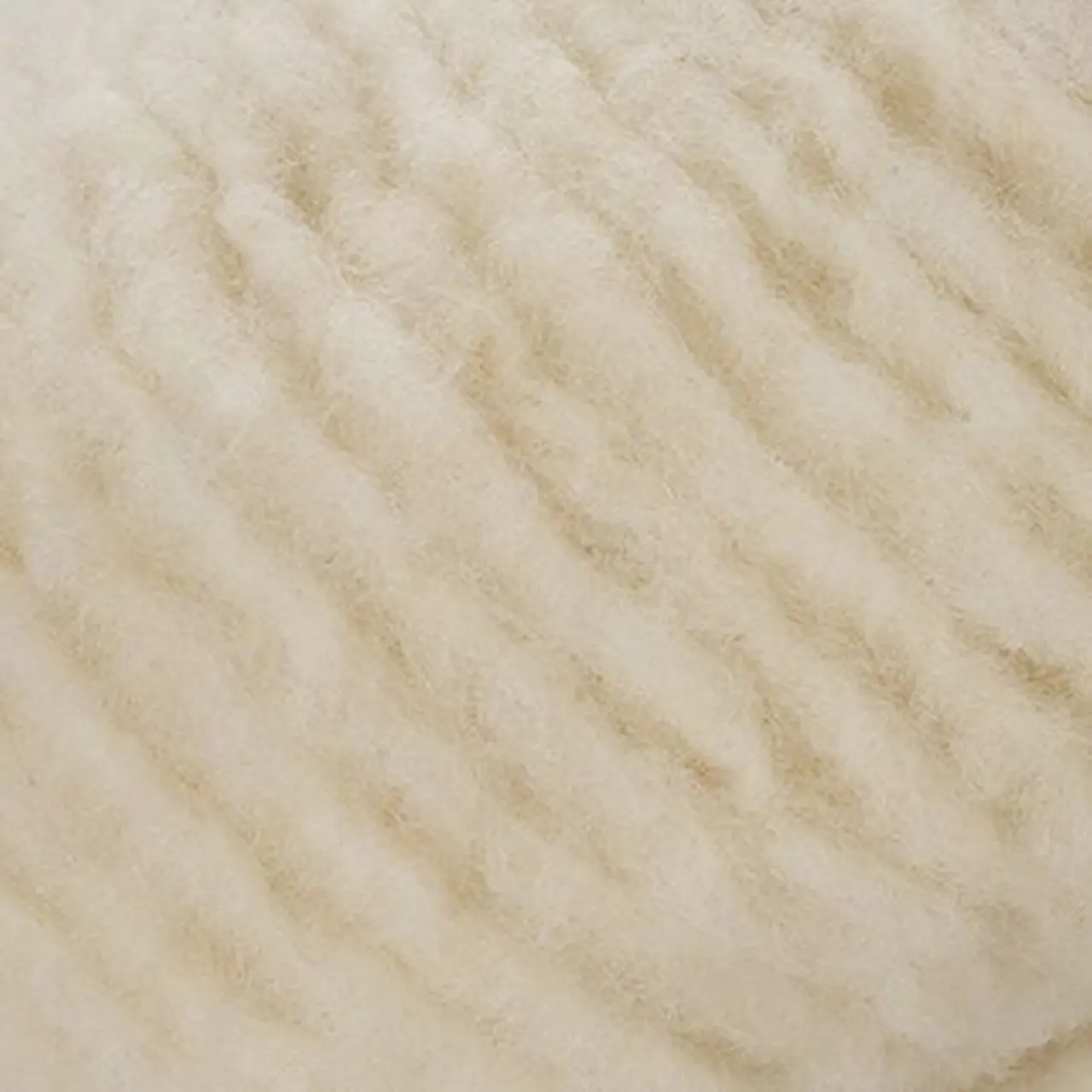 Piuma Cashmere GG Creme von Laines Du Nord. Eine exklusive Komposition aus feinstem Kaschmir und 16-Mikron-Merinowolle die für außergewöhnliche Weichheit und Leichtigkeit steht.