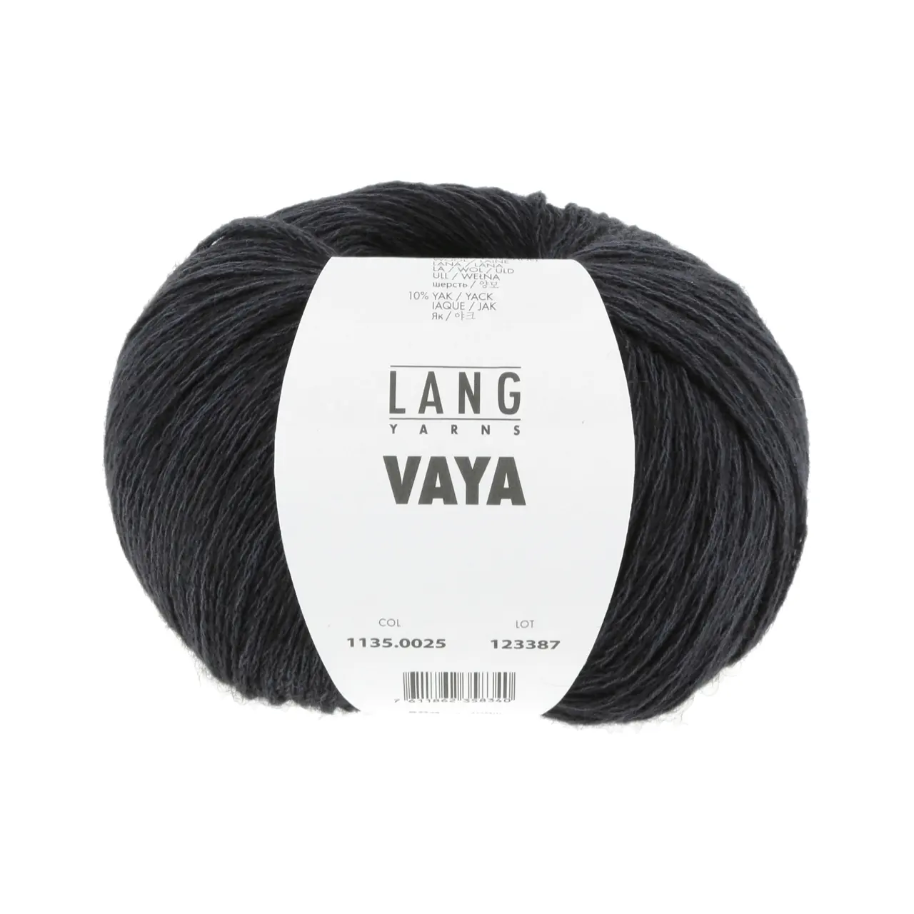 Vaya 25 Navy von Lang Yarns. Eine Portion Sommer ein bisschen Winter und eine Prise Luxus – In VAYA haben wir das Beste von allem was wir am Stricken und Häkeln lieben in einem Wollknäuel vereint. Verarbeiten Sie dieses luftige Garn aus Baumwolle Merino und Yak zu den perfekten Kleidungsstücken für die Zwischensaison welche Sie hegen und pflegen werden. Damit die Farbe schön und gleichmäßig wird empfehlen wir mit zwei Wollknäueln abwechselnd zu arbeiten.
