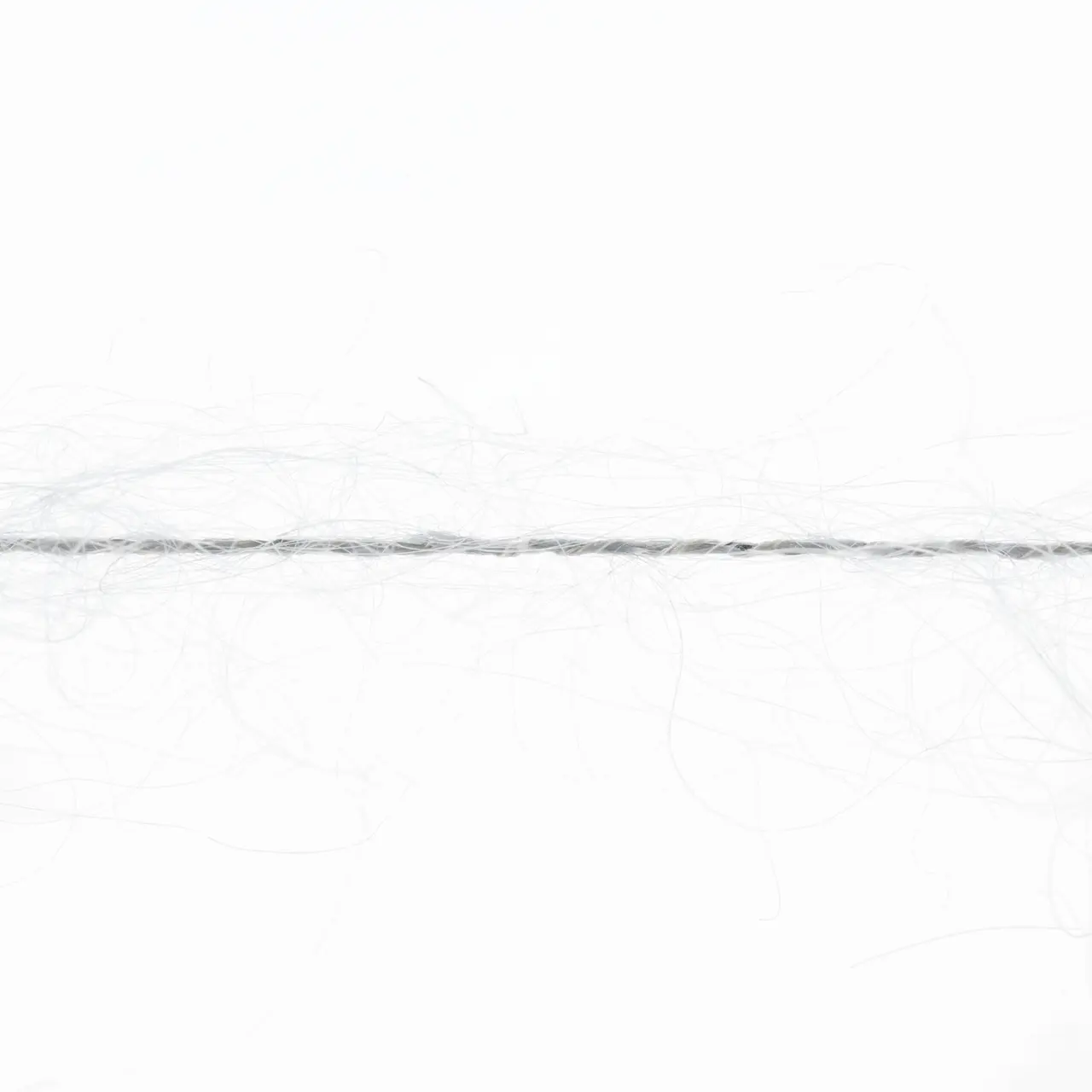 Mohair Luxe Lamé 23 Silber - Silber von Lang Yarns. Superkid-Mohair gemischt mit Seide - ein federleichtes Garn für modische Accessoires und mehr.