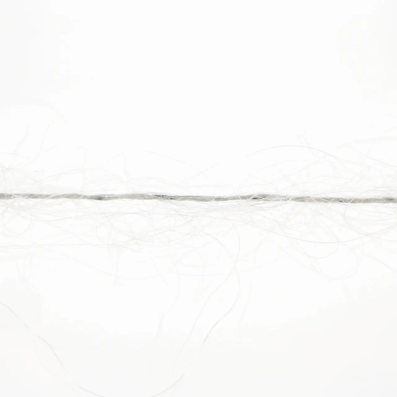 Mohair Luxe Lamé 94 Silber - Offwhite von Lang Yarns. Superkid-Mohair gemischt mit Seide - ein federleichtes Garn für modische Accessoires und mehr.