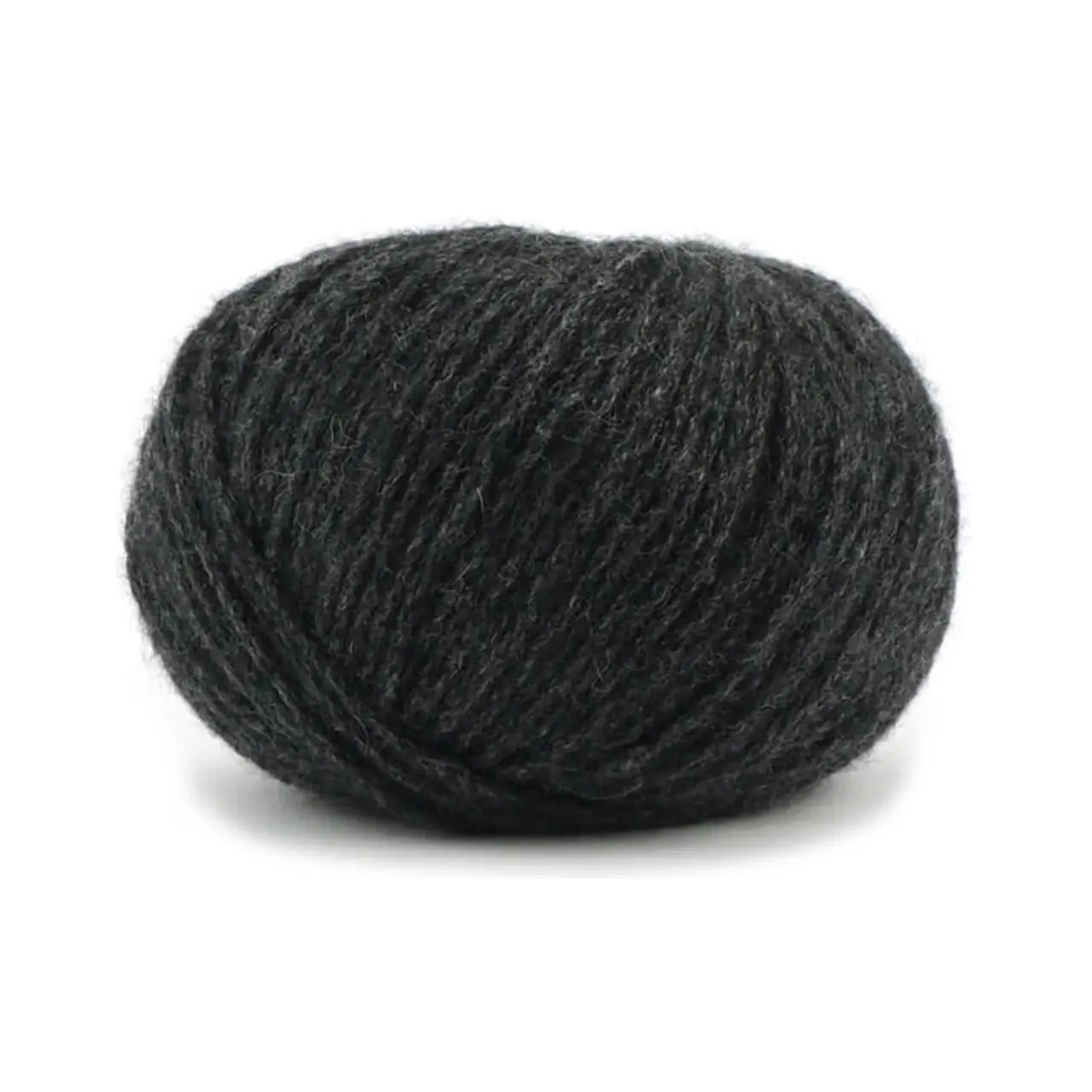 Cashmere 6/28 2 Kohle von Pascuali. Die Cashmere 6/28 ist herrlich weich und das verstrickte Garn blüht mit der ersten Wäsche regelrecht auf. Pullover Strickjacken und Handwärmer sind wunderbare Projekte um sie aus diesem besonderen Garn zu stricken. Es ist in der Tat so weich und leicht dass selbst Menschen mit empfindlichster Haut es tragen können da es nicht juckt oder kratzt. Außerdem ist es sehr anpassungsfähig an die Temperatur. Im Winter hält es warm und isoliert während es im Sommer dafür sorgt dass man nicht ins Schwitzen kommt denn die Kaschmirfaser ist atmungsaktiv. Pascuali bietet eine der besten Kaschmirqualitäten an die derzeit auf dem Markt erhältlich sind. Weil hohe Qualität artgerechte Tierhaltung fair gehandelte und ökologisch hergestellte Produkte im Mittelpunkt unseres Handelns stehen haben wir dafür gesorgt dass unser Kaschmir von der mongolischen Handelskammer bio-zertifiziert ist.