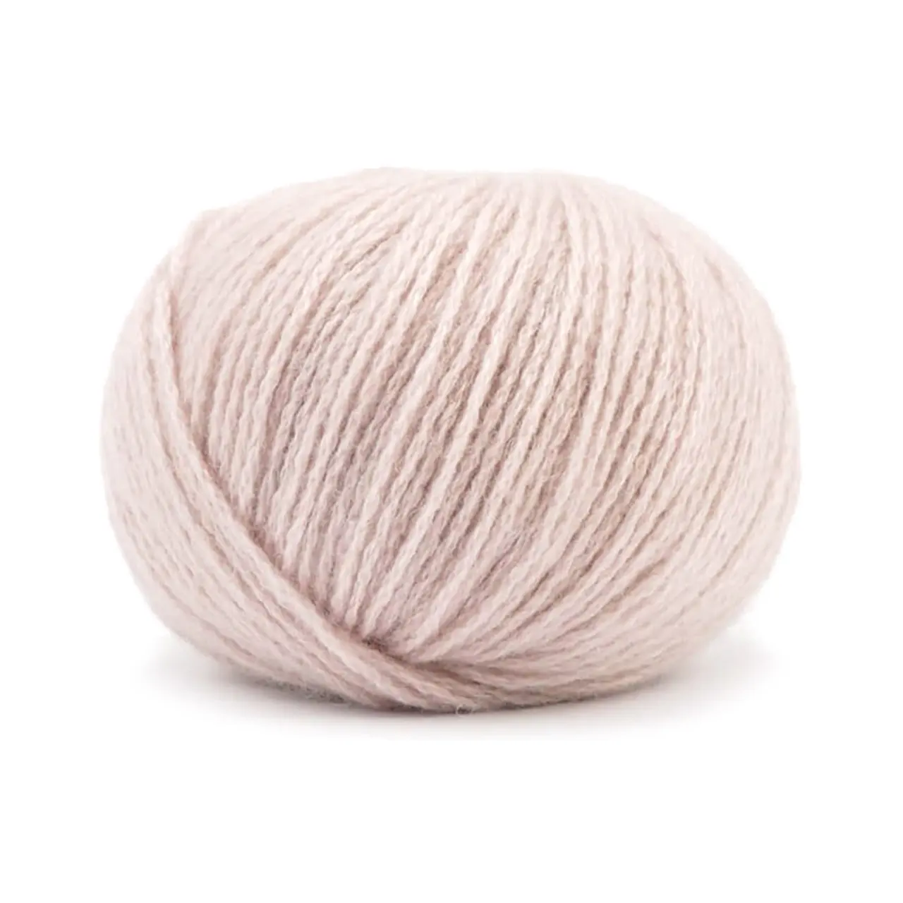 Cashmere 6/28 10 Rosenquarz von Pascuali. Die Cashmere 6/28 ist herrlich weich und das verstrickte Garn blüht mit der ersten Wäsche regelrecht auf. Pullover Strickjacken und Handwärmer sind wunderbare Projekte um sie aus diesem besonderen Garn zu stricken. Es ist in der Tat so weich und leicht dass selbst Menschen mit empfindlichster Haut es tragen können da es nicht juckt oder kratzt. Außerdem ist es sehr anpassungsfähig an die Temperatur. Im Winter hält es warm und isoliert während es im Sommer dafür sorgt dass man nicht ins Schwitzen kommt denn die Kaschmirfaser ist atmungsaktiv. Pascuali bietet eine der besten Kaschmirqualitäten an die derzeit auf dem Markt erhältlich sind. Weil hohe Qualität artgerechte Tierhaltung fair gehandelte und ökologisch hergestellte Produkte im Mittelpunkt unseres Handelns stehen haben wir dafür gesorgt dass unser Kaschmir von der mongolischen Handelskammer bio-zertifiziert ist.