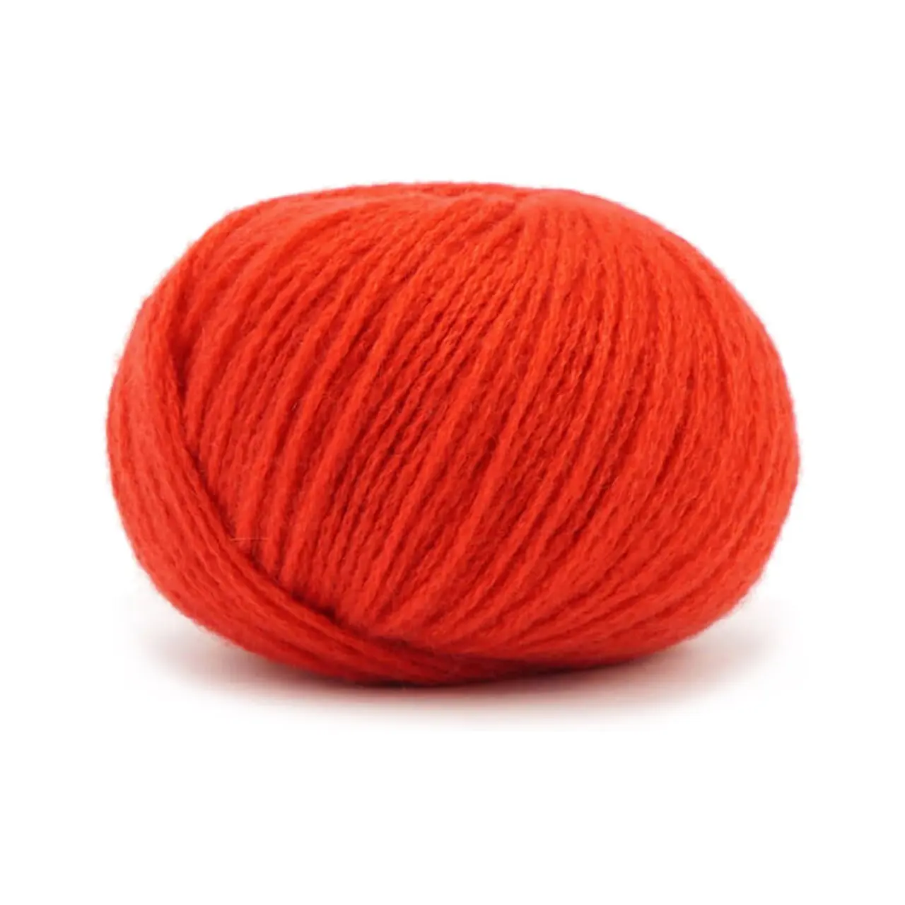 Cashmere 6/28 26 Mohnrot von Pascuali. Die Cashmere 6/28 ist herrlich weich und das verstrickte Garn blüht mit der ersten Wäsche regelrecht auf. Pullover Strickjacken und Handwärmer sind wunderbare Projekte um sie aus diesem besonderen Garn zu stricken. Es ist in der Tat so weich und leicht dass selbst Menschen mit empfindlichster Haut es tragen können da es nicht juckt oder kratzt. Außerdem ist es sehr anpassungsfähig an die Temperatur. Im Winter hält es warm und isoliert während es im Sommer dafür sorgt dass man nicht ins Schwitzen kommt denn die Kaschmirfaser ist atmungsaktiv. Pascuali bietet eine der besten Kaschmirqualitäten an die derzeit auf dem Markt erhältlich sind. Weil hohe Qualität artgerechte Tierhaltung fair gehandelte und ökologisch hergestellte Produkte im Mittelpunkt unseres Handelns stehen haben wir dafür gesorgt dass unser Kaschmir von der mongolischen Handelskammer bio-zertifiziert ist.