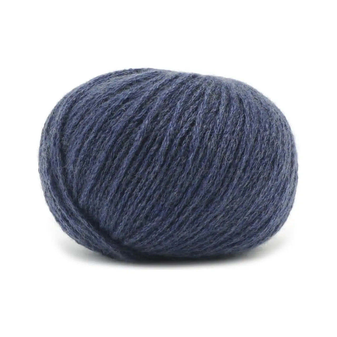 Cashmere 6/28 40 Denim von Pascuali. Die Cashmere 6/28 ist herrlich weich und das verstrickte Garn blüht mit der ersten Wäsche regelrecht auf. Pullover Strickjacken und Handwärmer sind wunderbare Projekte um sie aus diesem besonderen Garn zu stricken. Es ist in der Tat so weich und leicht dass selbst Menschen mit empfindlichster Haut es tragen können da es nicht juckt oder kratzt. Außerdem ist es sehr anpassungsfähig an die Temperatur. Im Winter hält es warm und isoliert während es im Sommer dafür sorgt dass man nicht ins Schwitzen kommt denn die Kaschmirfaser ist atmungsaktiv. Pascuali bietet eine der besten Kaschmirqualitäten an die derzeit auf dem Markt erhältlich sind. Weil hohe Qualität artgerechte Tierhaltung fair gehandelte und ökologisch hergestellte Produkte im Mittelpunkt unseres Handelns stehen haben wir dafür gesorgt dass unser Kaschmir von der mongolischen Handelskammer bio-zertifiziert ist.