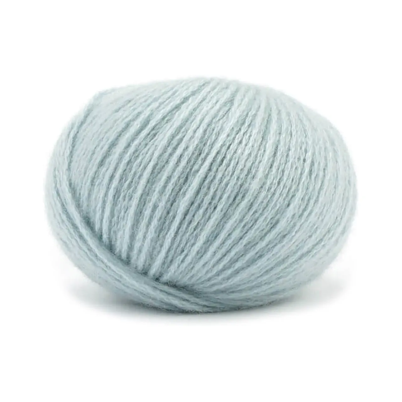 Cashmere 6/28 50 Horizont von Pascuali. Die Cashmere 6/28 ist herrlich weich und das verstrickte Garn blüht mit der ersten Wäsche regelrecht auf. Pullover Strickjacken und Handwärmer sind wunderbare Projekte um sie aus diesem besonderen Garn zu stricken. Es ist in der Tat so weich und leicht dass selbst Menschen mit empfindlichster Haut es tragen können da es nicht juckt oder kratzt. Außerdem ist es sehr anpassungsfähig an die Temperatur. Im Winter hält es warm und isoliert während es im Sommer dafür sorgt dass man nicht ins Schwitzen kommt denn die Kaschmirfaser ist atmungsaktiv. Pascuali bietet eine der besten Kaschmirqualitäten an die derzeit auf dem Markt erhältlich sind. Weil hohe Qualität artgerechte Tierhaltung fair gehandelte und ökologisch hergestellte Produkte im Mittelpunkt unseres Handelns stehen haben wir dafür gesorgt dass unser Kaschmir von der mongolischen Handelskammer bio-zertifiziert ist.