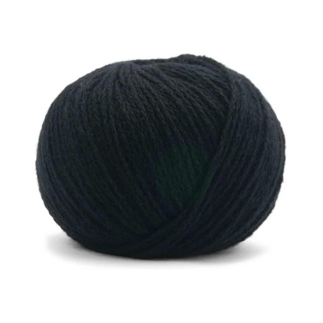 Cashmere 6/28 52 Schwarz von Pascuali. Die Cashmere 6/28 ist herrlich weich und das verstrickte Garn blüht mit der ersten Wäsche regelrecht auf. Pullover Strickjacken und Handwärmer sind wunderbare Projekte um sie aus diesem besonderen Garn zu stricken. Es ist in der Tat so weich und leicht dass selbst Menschen mit empfindlichster Haut es tragen können da es nicht juckt oder kratzt. Außerdem ist es sehr anpassungsfähig an die Temperatur. Im Winter hält es warm und isoliert während es im Sommer dafür sorgt dass man nicht ins Schwitzen kommt denn die Kaschmirfaser ist atmungsaktiv. Pascuali bietet eine der besten Kaschmirqualitäten an die derzeit auf dem Markt erhältlich sind. Weil hohe Qualität artgerechte Tierhaltung fair gehandelte und ökologisch hergestellte Produkte im Mittelpunkt unseres Handelns stehen haben wir dafür gesorgt dass unser Kaschmir von der mongolischen Handelskammer bio-zertifiziert ist.