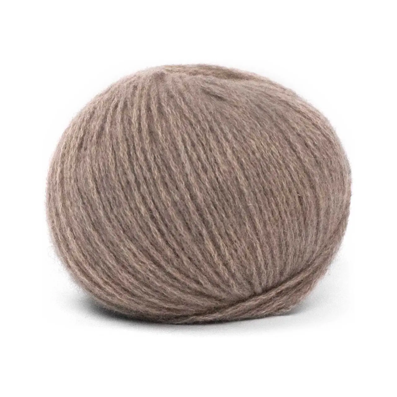 Cashmere 6/28 56 Taupe von Pascuali. Die Cashmere 6/28 ist herrlich weich und das verstrickte Garn blüht mit der ersten Wäsche regelrecht auf. Pullover Strickjacken und Handwärmer sind wunderbare Projekte um sie aus diesem besonderen Garn zu stricken. Es ist in der Tat so weich und leicht dass selbst Menschen mit empfindlichster Haut es tragen können da es nicht juckt oder kratzt. Außerdem ist es sehr anpassungsfähig an die Temperatur. Im Winter hält es warm und isoliert während es im Sommer dafür sorgt dass man nicht ins Schwitzen kommt denn die Kaschmirfaser ist atmungsaktiv. Pascuali bietet eine der besten Kaschmirqualitäten an die derzeit auf dem Markt erhältlich sind. Weil hohe Qualität artgerechte Tierhaltung fair gehandelte und ökologisch hergestellte Produkte im Mittelpunkt unseres Handelns stehen haben wir dafür gesorgt dass unser Kaschmir von der mongolischen Handelskammer bio-zertifiziert ist.