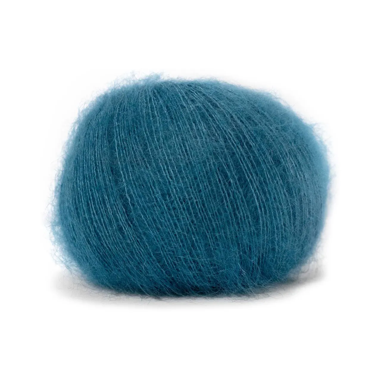 Mohair Bliss 807 Petrol von Pascuali. Entdecke die Eleganz und Leichtigkeit von Mohair Bliss – unseres hochwertigen Garns das aus einem edlen Mix von 60% Super Kid Mohair und 40% Maulbeerseide besteht. Mohair Bliss entfaltet seine Schönheit sowohl beim einfachen mehrfachen als auch als Beilauffaden um sinnliche federleichte und luftige Projekte zu gestalten.