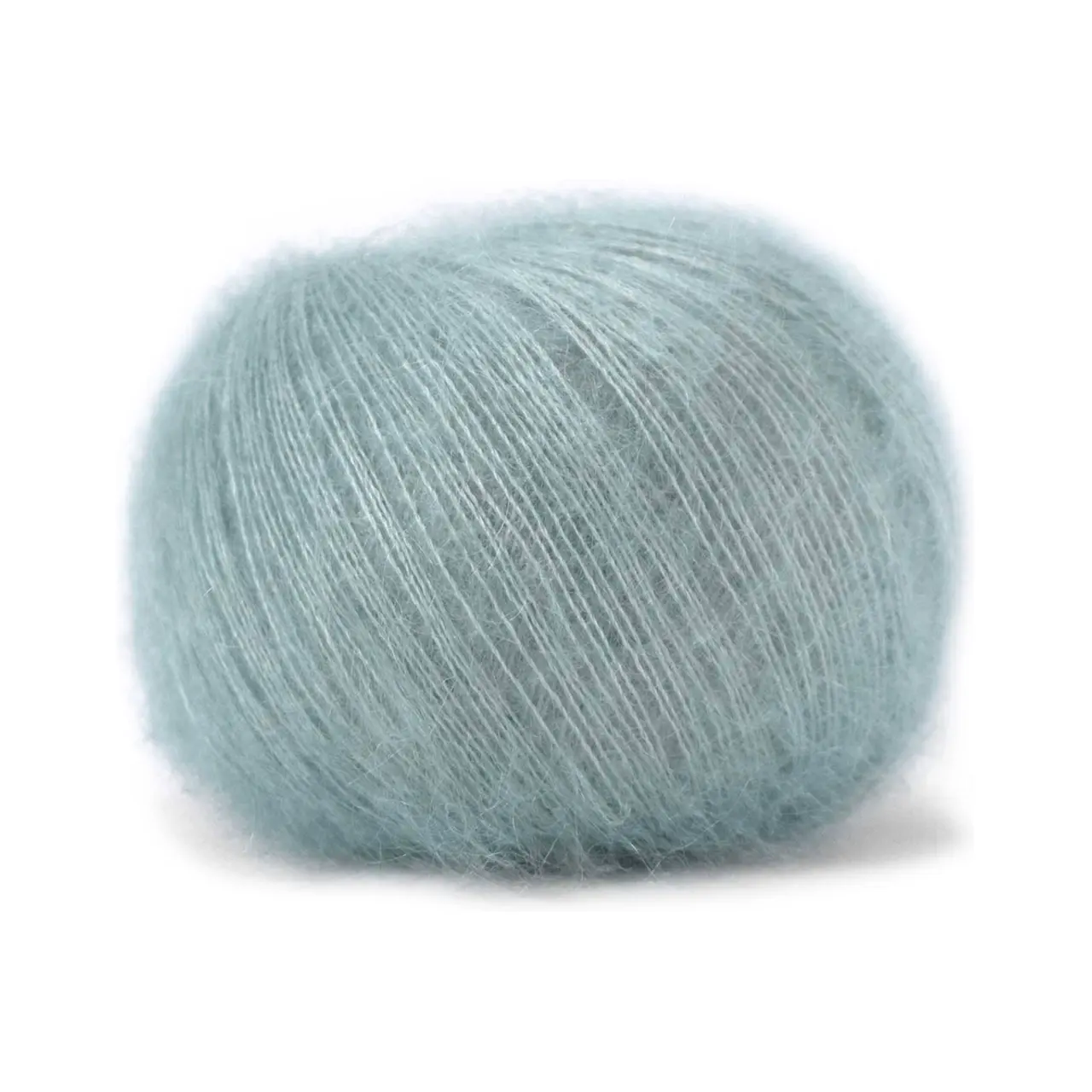 Mohair Bliss 808 Sage von Pascuali. Entdecke die Eleganz und Leichtigkeit von Mohair Bliss – unseres hochwertigen Garns das aus einem edlen Mix von 60% Super Kid Mohair und 40% Maulbeerseide besteht. Mohair Bliss entfaltet seine Schönheit sowohl beim einfachen mehrfachen als auch als Beilauffaden um sinnliche federleichte und luftige Projekte zu gestalten.