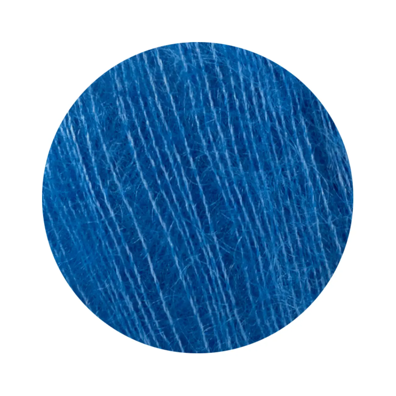 Mohair Bliss 810 Azure von Pascuali. Entdecke die Eleganz und Leichtigkeit von Mohair Bliss – unseres hochwertigen Garns das aus einem edlen Mix von 60% Super Kid Mohair und 40% Maulbeerseide besteht. Mohair Bliss entfaltet seine Schönheit sowohl beim einfachen mehrfachen als auch als Beilauffaden um sinnliche federleichte und luftige Projekte zu gestalten.