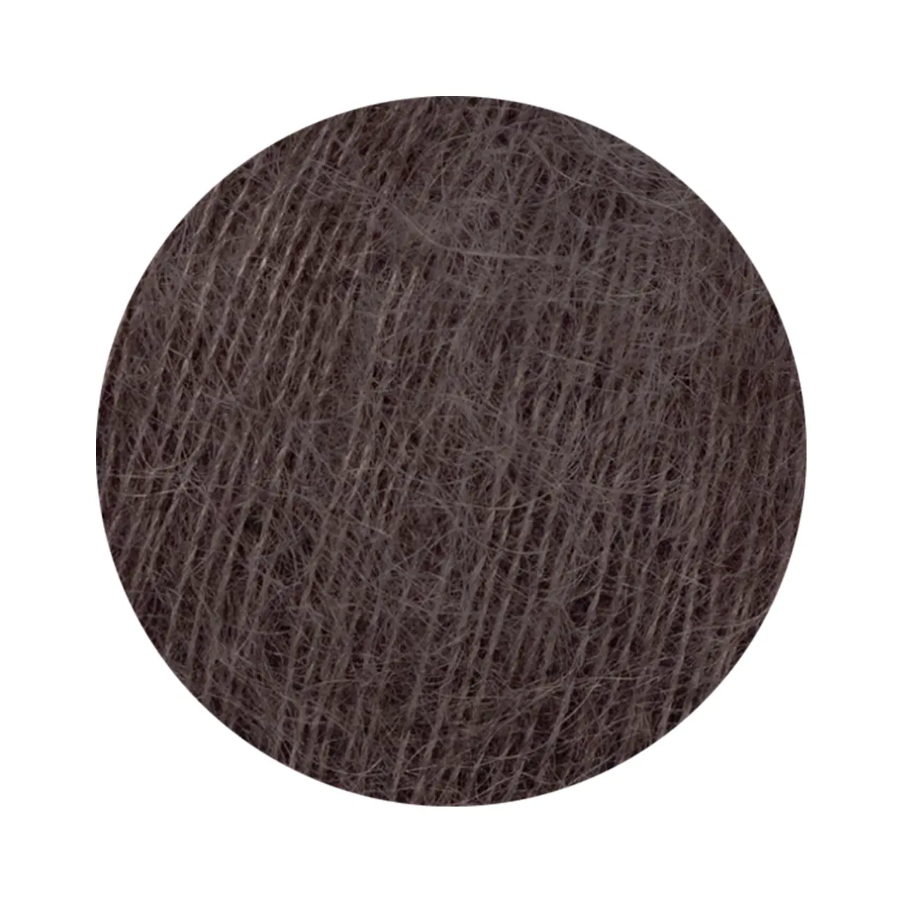 Mohair Bliss 823 Espresso von Pascuali. Entdecke die Eleganz und Leichtigkeit von Mohair Bliss – unseres hochwertigen Garns das aus einem edlen Mix von 60% Super Kid Mohair und 40% Maulbeerseide besteht. Mohair Bliss entfaltet seine Schönheit sowohl beim einfachen mehrfachen als auch als Beilauffaden um sinnliche federleichte und luftige Projekte zu gestalten.