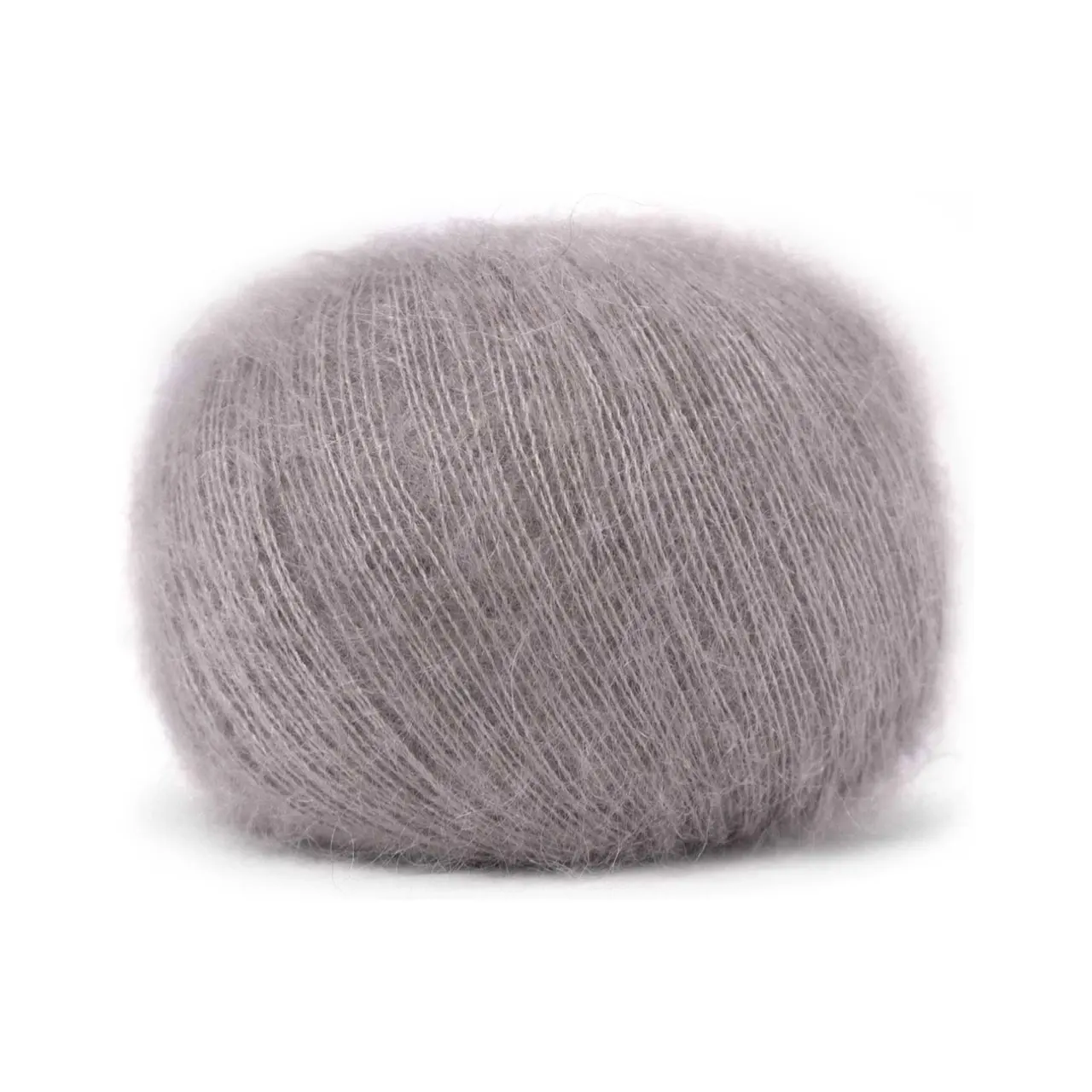Mohair Bliss 824 Taupe von Pascuali. Entdecke die Eleganz und Leichtigkeit von Mohair Bliss – unseres hochwertigen Garns das aus einem edlen Mix von 60% Super Kid Mohair und 40% Maulbeerseide besteht. Mohair Bliss entfaltet seine Schönheit sowohl beim einfachen mehrfachen als auch als Beilauffaden um sinnliche federleichte und luftige Projekte zu gestalten.