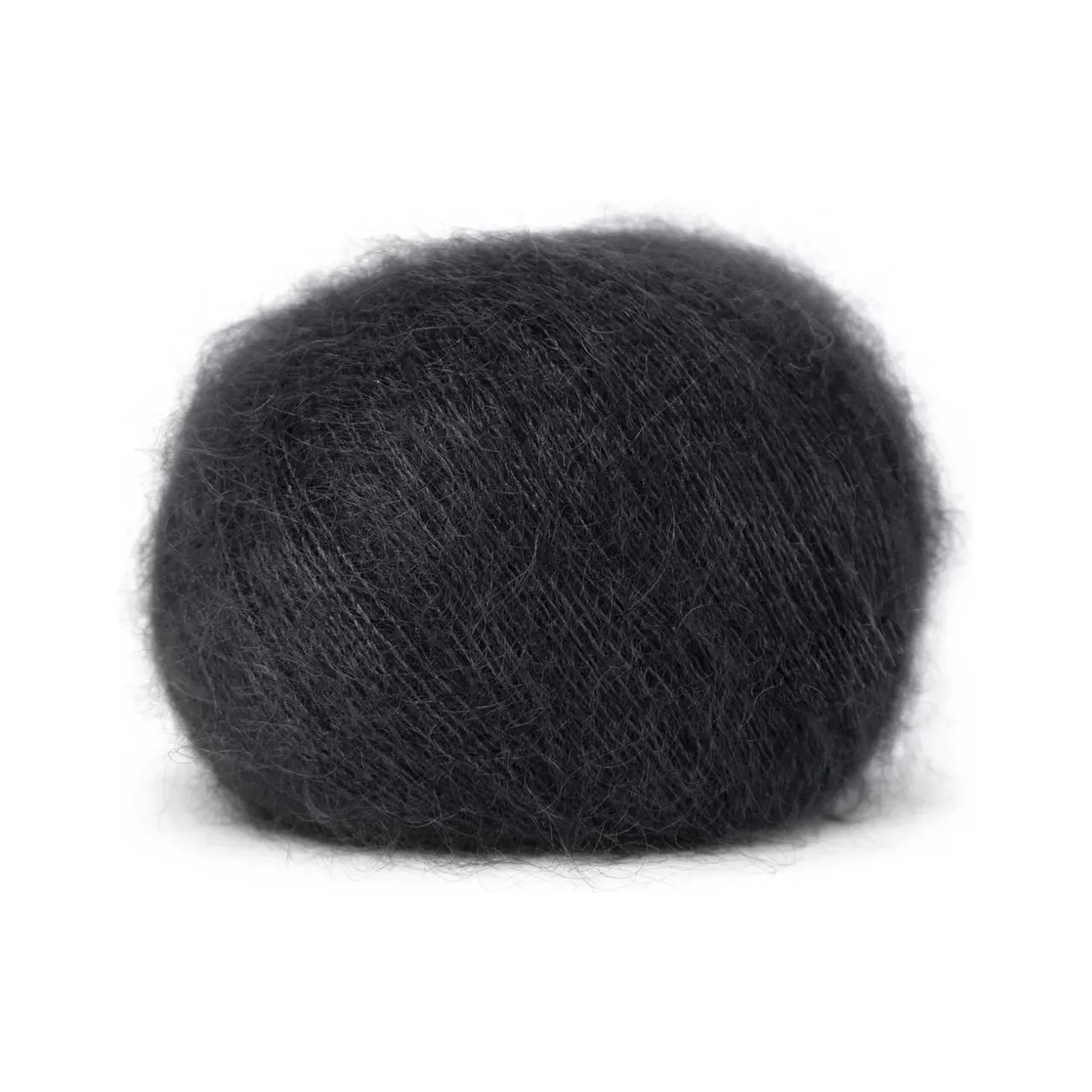 Mohair Bliss 830 Coal von Pascuali. Entdecke die Eleganz und Leichtigkeit von Mohair Bliss – unseres hochwertigen Garns das aus einem edlen Mix von 60% Super Kid Mohair und 40% Maulbeerseide besteht. Mohair Bliss entfaltet seine Schönheit sowohl beim einfachen mehrfachen als auch als Beilauffaden um sinnliche federleichte und luftige Projekte zu gestalten.