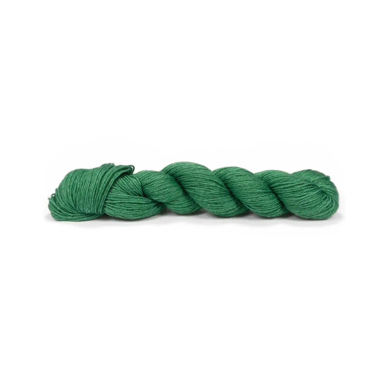 Pinta 106 Gras von Pascuali. Pinta ist ein ideales Ganzjahresgarn das dank seiner einzigartigen Faserzusammenstellung (bestehend aus 60% Merino 20% Seide und 20% Ramie) eine herausragende Vielseitigkeit bietet. Diese sorgfältig gewählte Mischung vereint die wärmeregulierenden Eigenschaften von Merino die luxuriöse Weichheit von Seide und die strapazierfähige Leichtigkeit von Ramie. Es ist ein echtes Allroundtalent aus dem sich die verschiedensten Kleidungsstücke Accessoires und Socken stricken lassen.