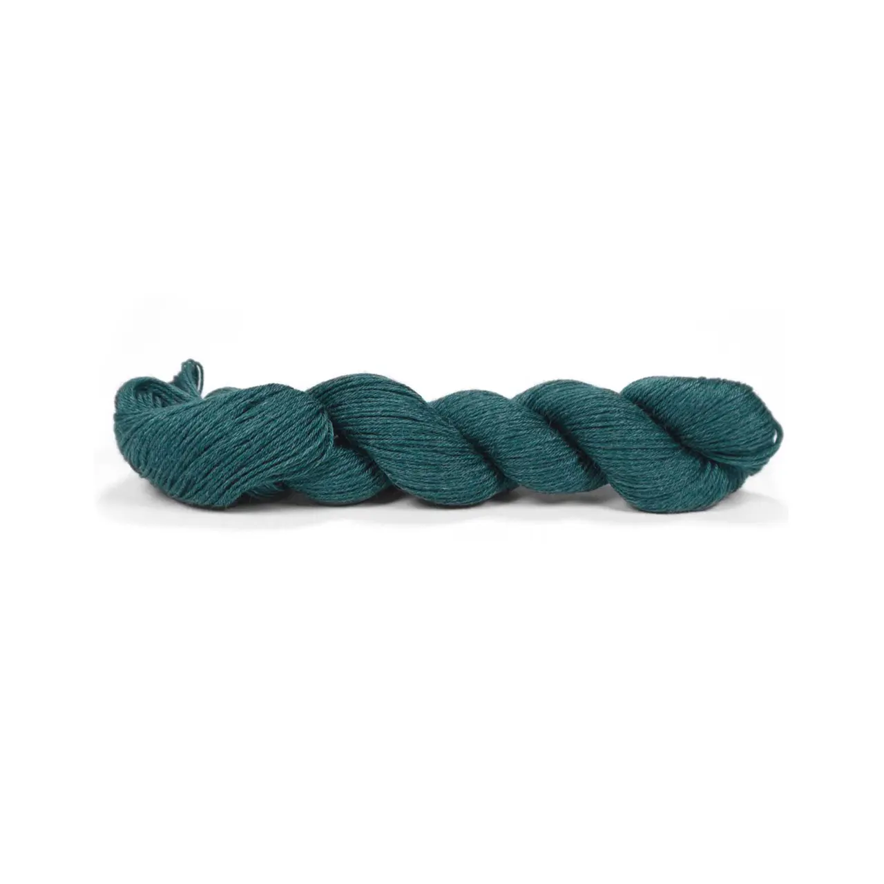 Pinta 109 Petrol von Pascuali. Pinta ist ein ideales Ganzjahresgarn das dank seiner einzigartigen Faserzusammenstellung (bestehend aus 60% Merino 20% Seide und 20% Ramie) eine herausragende Vielseitigkeit bietet. Diese sorgfältig gewählte Mischung vereint die wärmeregulierenden Eigenschaften von Merino die luxuriöse Weichheit von Seide und die strapazierfähige Leichtigkeit von Ramie. Es ist ein echtes Allroundtalent aus dem sich die verschiedensten Kleidungsstücke Accessoires und Socken stricken lassen.