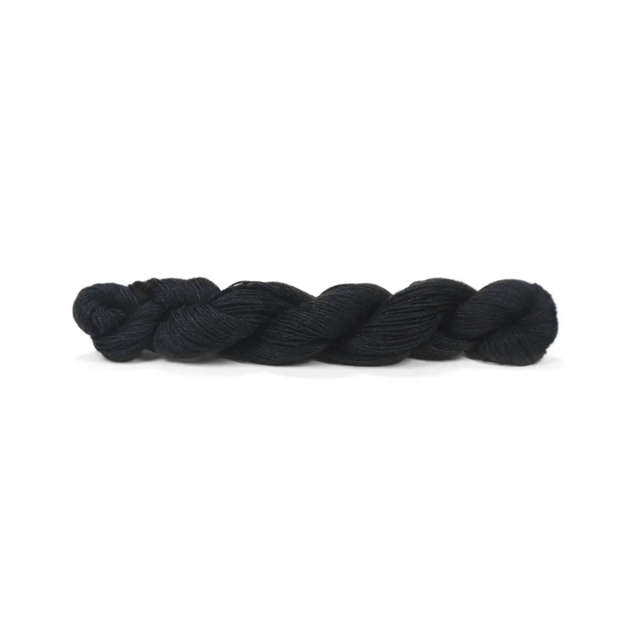 Pinta 120 Schwarz von Pascuali. Pinta ist ein ideales Ganzjahresgarn das dank seiner einzigartigen Faserzusammenstellung (bestehend aus 60% Merino 20% Seide und 20% Ramie) eine herausragende Vielseitigkeit bietet. Diese sorgfältig gewählte Mischung vereint die wärmeregulierenden Eigenschaften von Merino die luxuriöse Weichheit von Seide und die strapazierfähige Leichtigkeit von Ramie. Es ist ein echtes Allroundtalent aus dem sich die verschiedensten Kleidungsstücke Accessoires und Socken stricken lassen.