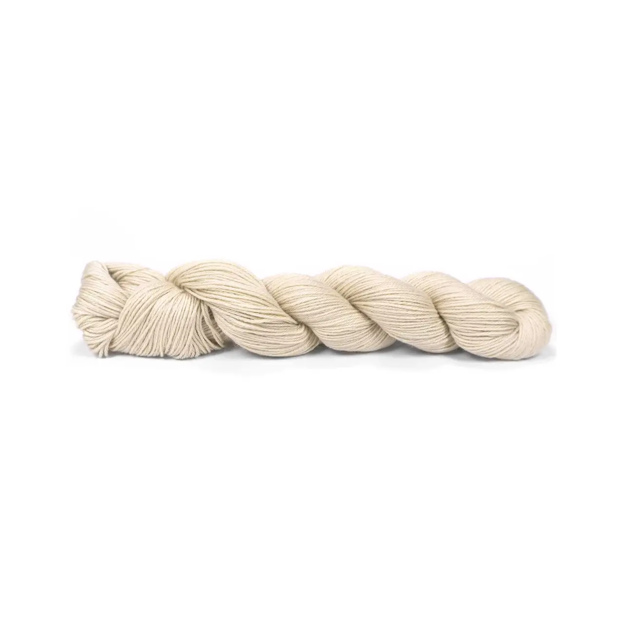 Pinta 122 Beige von Pascuali. Pinta ist ein ideales Ganzjahresgarn das dank seiner einzigartigen Faserzusammenstellung (bestehend aus 60% Merino 20% Seide und 20% Ramie) eine herausragende Vielseitigkeit bietet. Diese sorgfältig gewählte Mischung vereint die wärmeregulierenden Eigenschaften von Merino die luxuriöse Weichheit von Seide und die strapazierfähige Leichtigkeit von Ramie. Es ist ein echtes Allroundtalent aus dem sich die verschiedensten Kleidungsstücke Accessoires und Socken stricken lassen.