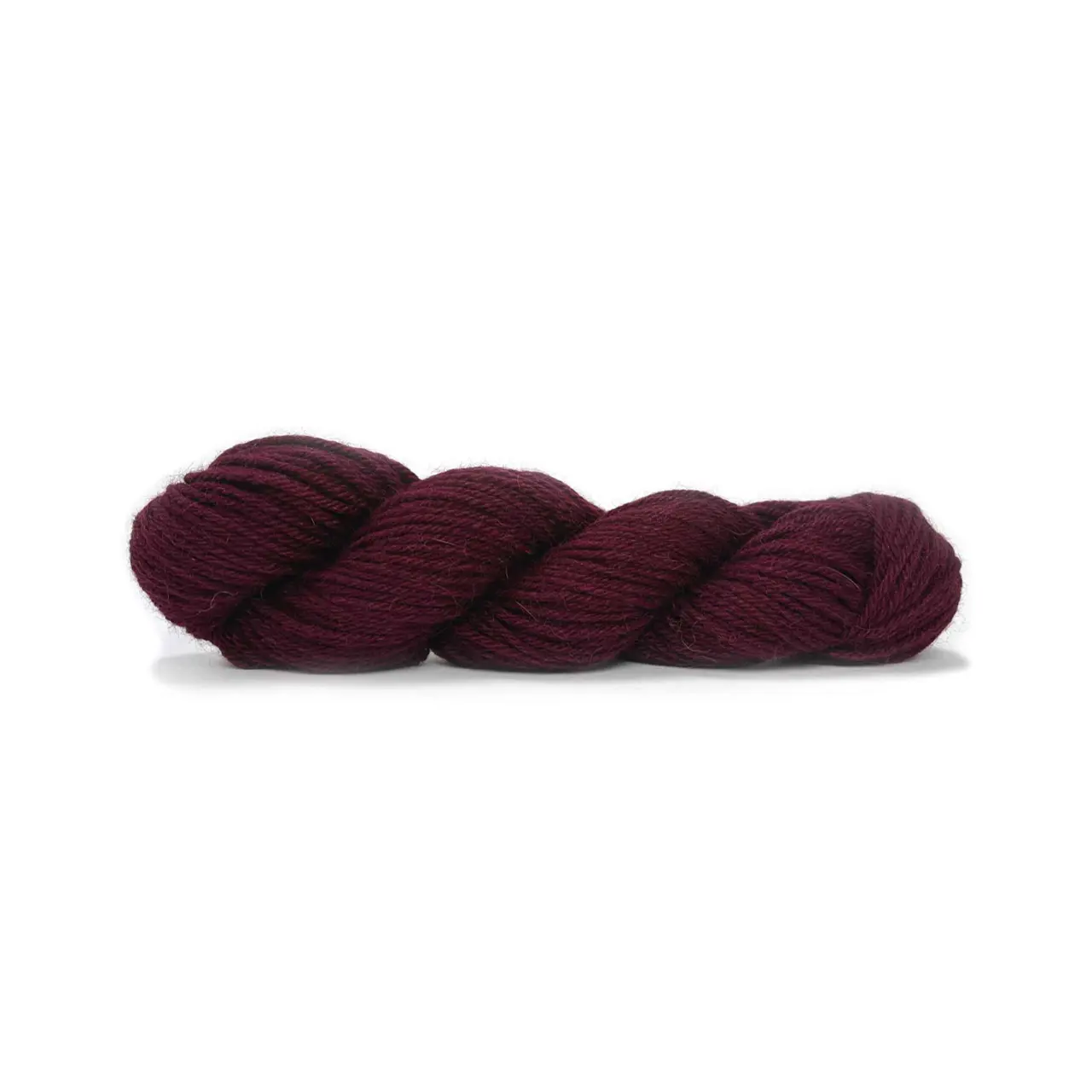 Sayama 300 Bordeaux von Pascuali. Sayama besteht zu 50% aus der luxuriösen herrlich weichen und zugleich haltbaren Baby-Lama-Wolle und zu 50% aus bolivianer Hochlandwolle was eine weiche feine Wolle ergibt die ziemlich robust ist. Durch das Mischen von Lama- und Hochlandwolle erhalten wir ein Garn das perfekt ausgewogen ist zwischen Leichtigkeit und Stabilität ohne die Qualität zu beeinträchtigen und das speziell für skandinavisches Stricken und alles Mehrfarbige entwickelt wurde.