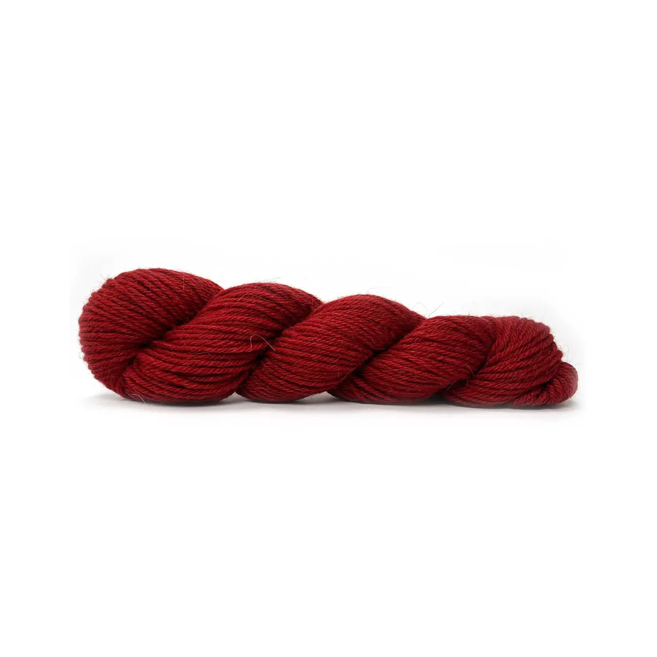 Sayama 301 Ruby von Pascuali. Sayama besteht zu 50% aus der luxuriösen herrlich weichen und zugleich haltbaren Baby-Lama-Wolle und zu 50% aus bolivianer Hochlandwolle was eine weiche feine Wolle ergibt die ziemlich robust ist. Durch das Mischen von Lama- und Hochlandwolle erhalten wir ein Garn das perfekt ausgewogen ist zwischen Leichtigkeit und Stabilität ohne die Qualität zu beeinträchtigen und das speziell für skandinavisches Stricken und alles Mehrfarbige entwickelt wurde.