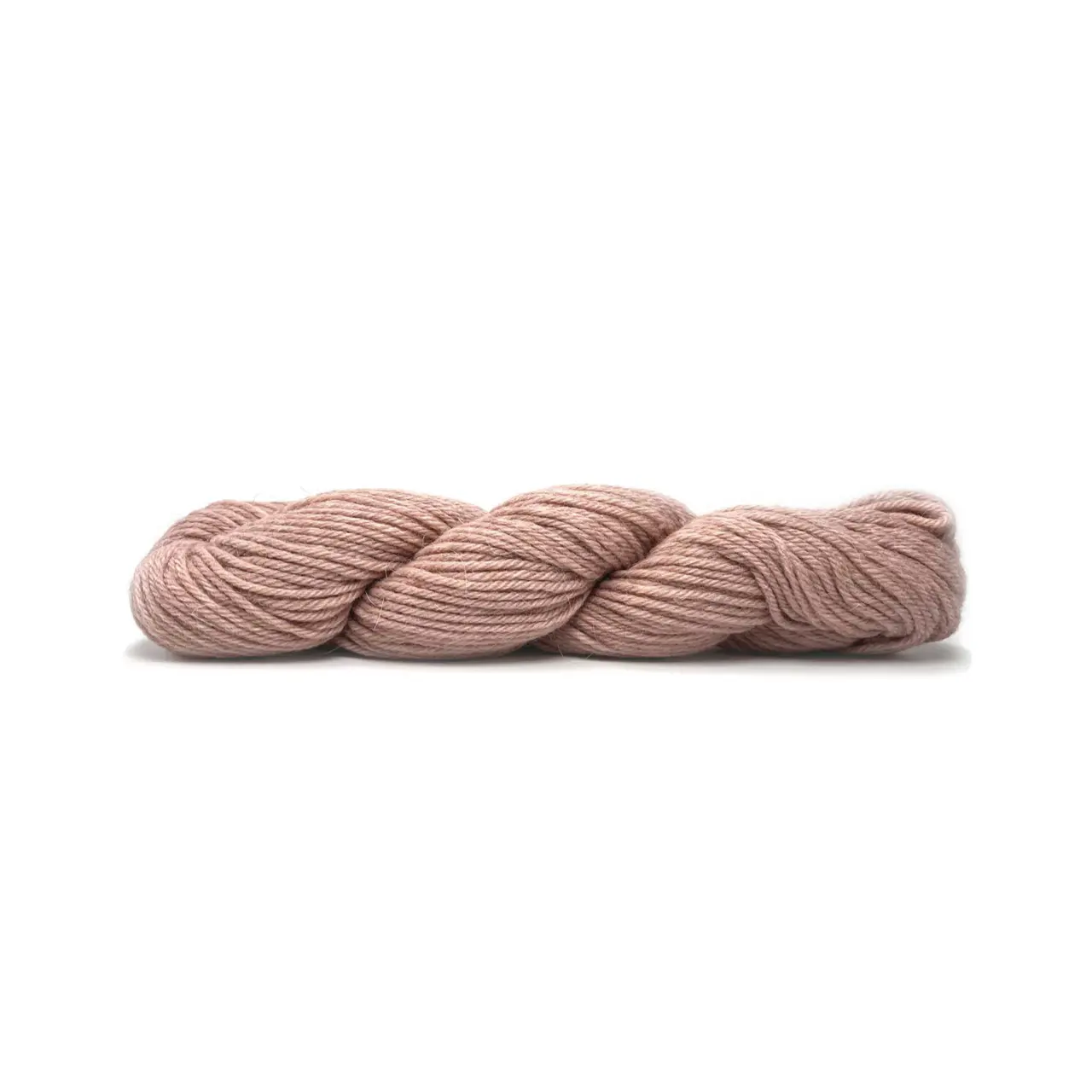 Sayama 303 Rosé von Pascuali. Sayama besteht zu 50% aus der luxuriösen herrlich weichen und zugleich haltbaren Baby-Lama-Wolle und zu 50% aus bolivianer Hochlandwolle was eine weiche feine Wolle ergibt die ziemlich robust ist. Durch das Mischen von Lama- und Hochlandwolle erhalten wir ein Garn das perfekt ausgewogen ist zwischen Leichtigkeit und Stabilität ohne die Qualität zu beeinträchtigen und das speziell für skandinavisches Stricken und alles Mehrfarbige entwickelt wurde.