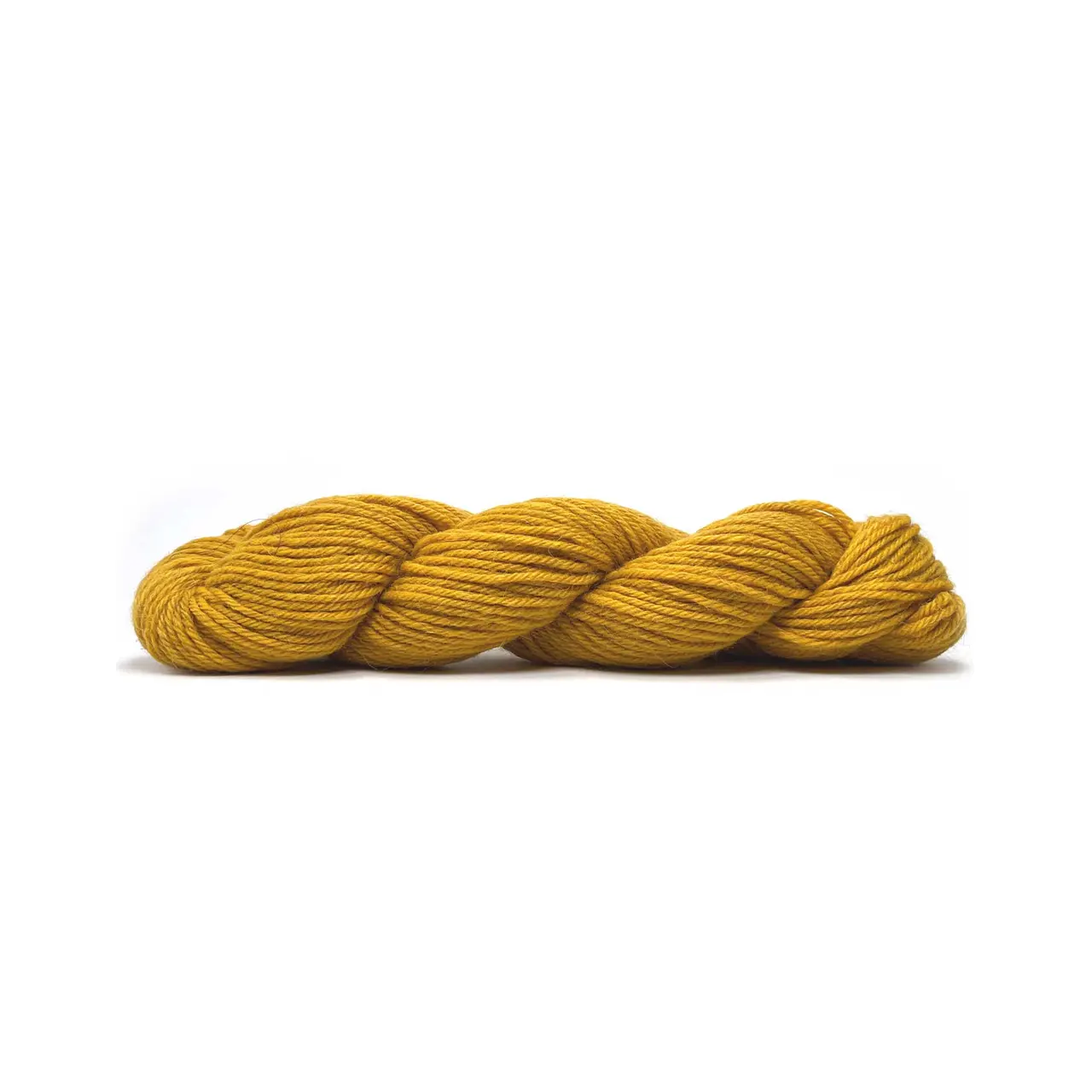 Sayama 305 Curry von Pascuali. Sayama besteht zu 50% aus der luxuriösen herrlich weichen und zugleich haltbaren Baby-Lama-Wolle und zu 50% aus bolivianer Hochlandwolle was eine weiche feine Wolle ergibt die ziemlich robust ist. Durch das Mischen von Lama- und Hochlandwolle erhalten wir ein Garn das perfekt ausgewogen ist zwischen Leichtigkeit und Stabilität ohne die Qualität zu beeinträchtigen und das speziell für skandinavisches Stricken und alles Mehrfarbige entwickelt wurde.