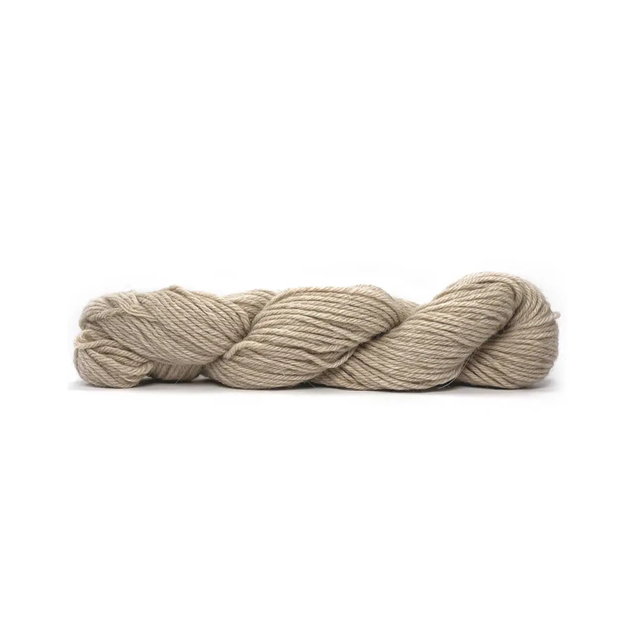 Sayama 307 Cream von Pascuali. Sayama besteht zu 50% aus der luxuriösen herrlich weichen und zugleich haltbaren Baby-Lama-Wolle und zu 50% aus bolivianer Hochlandwolle was eine weiche feine Wolle ergibt die ziemlich robust ist. Durch das Mischen von Lama- und Hochlandwolle erhalten wir ein Garn das perfekt ausgewogen ist zwischen Leichtigkeit und Stabilität ohne die Qualität zu beeinträchtigen und das speziell für skandinavisches Stricken und alles Mehrfarbige entwickelt wurde.