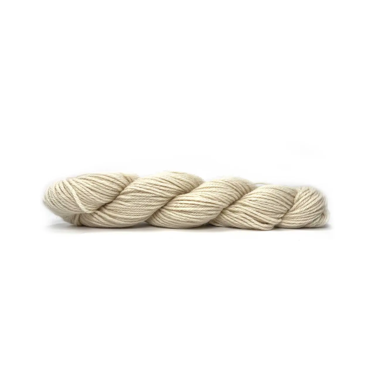 Sayama 308 Ecru von Pascuali. Sayama besteht zu 50% aus der luxuriösen herrlich weichen und zugleich haltbaren Baby-Lama-Wolle und zu 50% aus bolivianer Hochlandwolle was eine weiche feine Wolle ergibt die ziemlich robust ist. Durch das Mischen von Lama- und Hochlandwolle erhalten wir ein Garn das perfekt ausgewogen ist zwischen Leichtigkeit und Stabilität ohne die Qualität zu beeinträchtigen und das speziell für skandinavisches Stricken und alles Mehrfarbige entwickelt wurde.