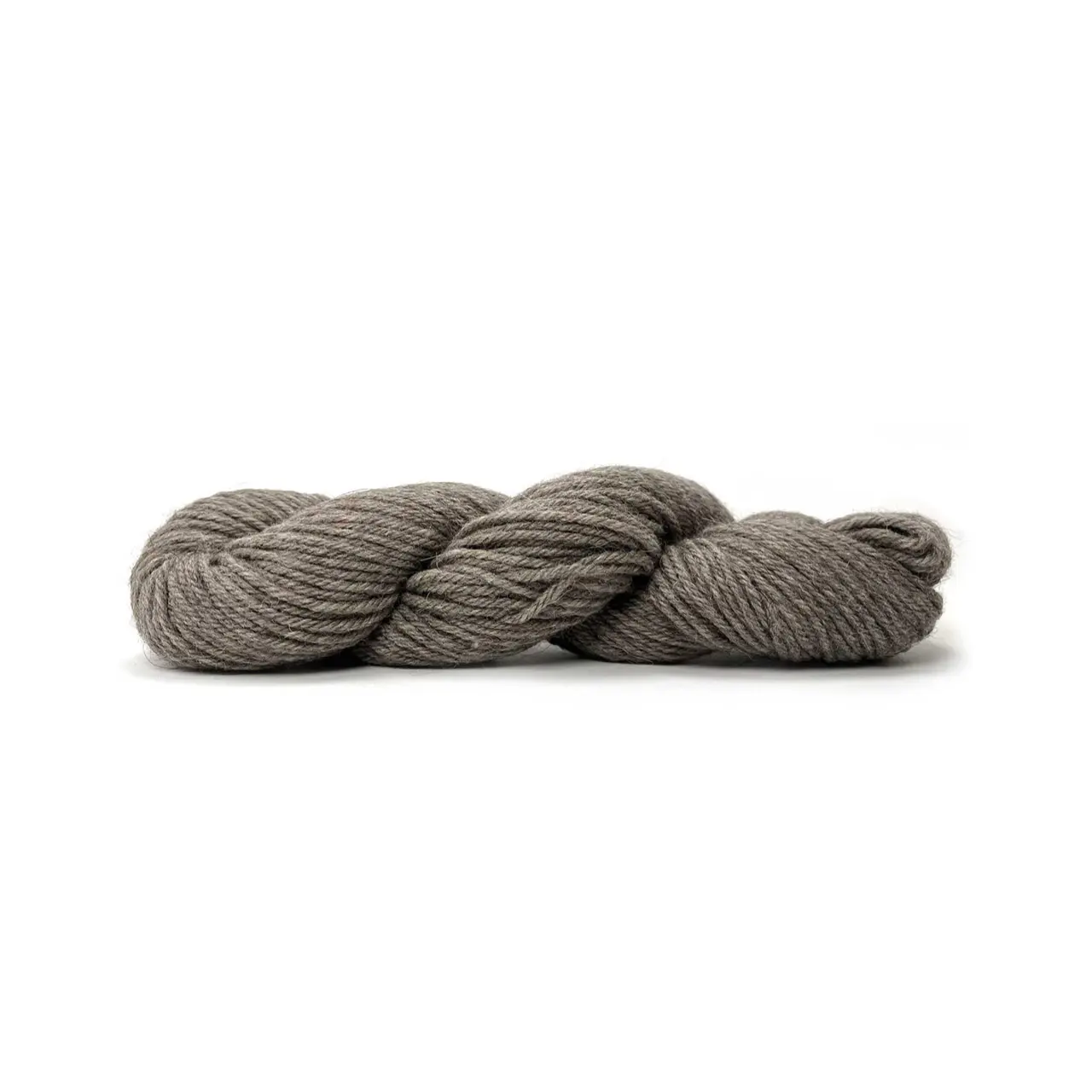 Sayama 313 Greige von Pascuali. Sayama besteht zu 50% aus der luxuriösen herrlich weichen und zugleich haltbaren Baby-Lama-Wolle und zu 50% aus bolivianer Hochlandwolle was eine weiche feine Wolle ergibt die ziemlich robust ist. Durch das Mischen von Lama- und Hochlandwolle erhalten wir ein Garn das perfekt ausgewogen ist zwischen Leichtigkeit und Stabilität ohne die Qualität zu beeinträchtigen und das speziell für skandinavisches Stricken und alles Mehrfarbige entwickelt wurde.