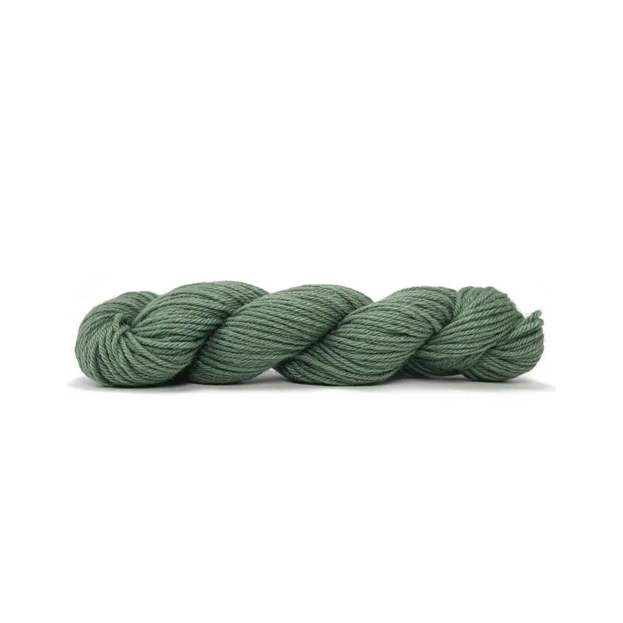 Sayama 315 Aloe Vera von Pascuali. Sayama besteht zu 50% aus der luxuriösen herrlich weichen und zugleich haltbaren Baby-Lama-Wolle und zu 50% aus bolivianer Hochlandwolle was eine weiche feine Wolle ergibt die ziemlich robust ist. Durch das Mischen von Lama- und Hochlandwolle erhalten wir ein Garn das perfekt ausgewogen ist zwischen Leichtigkeit und Stabilität ohne die Qualität zu beeinträchtigen und das speziell für skandinavisches Stricken und alles Mehrfarbige entwickelt wurde.