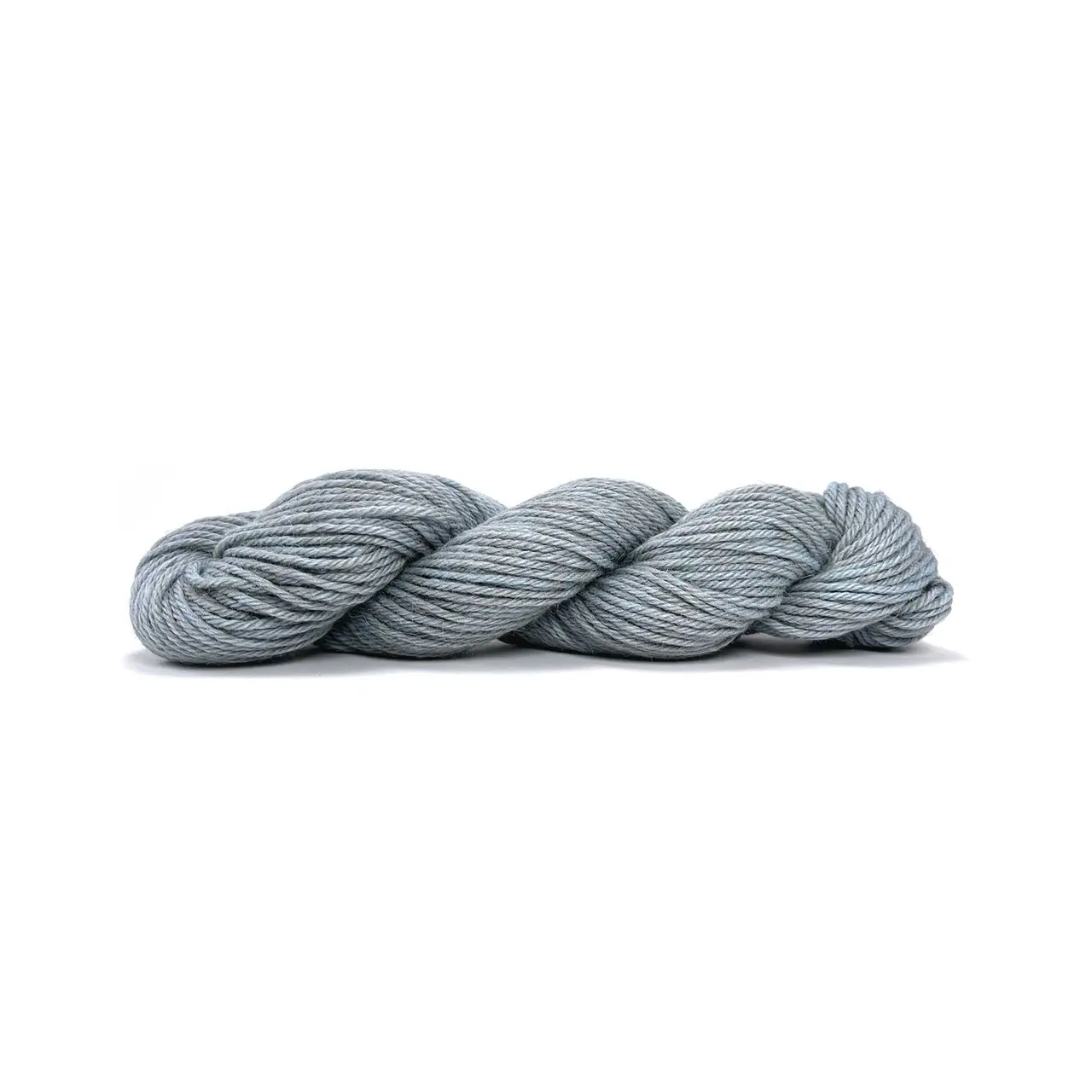 Sayama 318 Glacier von Pascuali. Sayama besteht zu 50% aus der luxuriösen herrlich weichen und zugleich haltbaren Baby-Lama-Wolle und zu 50% aus bolivianer Hochlandwolle was eine weiche feine Wolle ergibt die ziemlich robust ist. Durch das Mischen von Lama- und Hochlandwolle erhalten wir ein Garn das perfekt ausgewogen ist zwischen Leichtigkeit und Stabilität ohne die Qualität zu beeinträchtigen und das speziell für skandinavisches Stricken und alles Mehrfarbige entwickelt wurde.