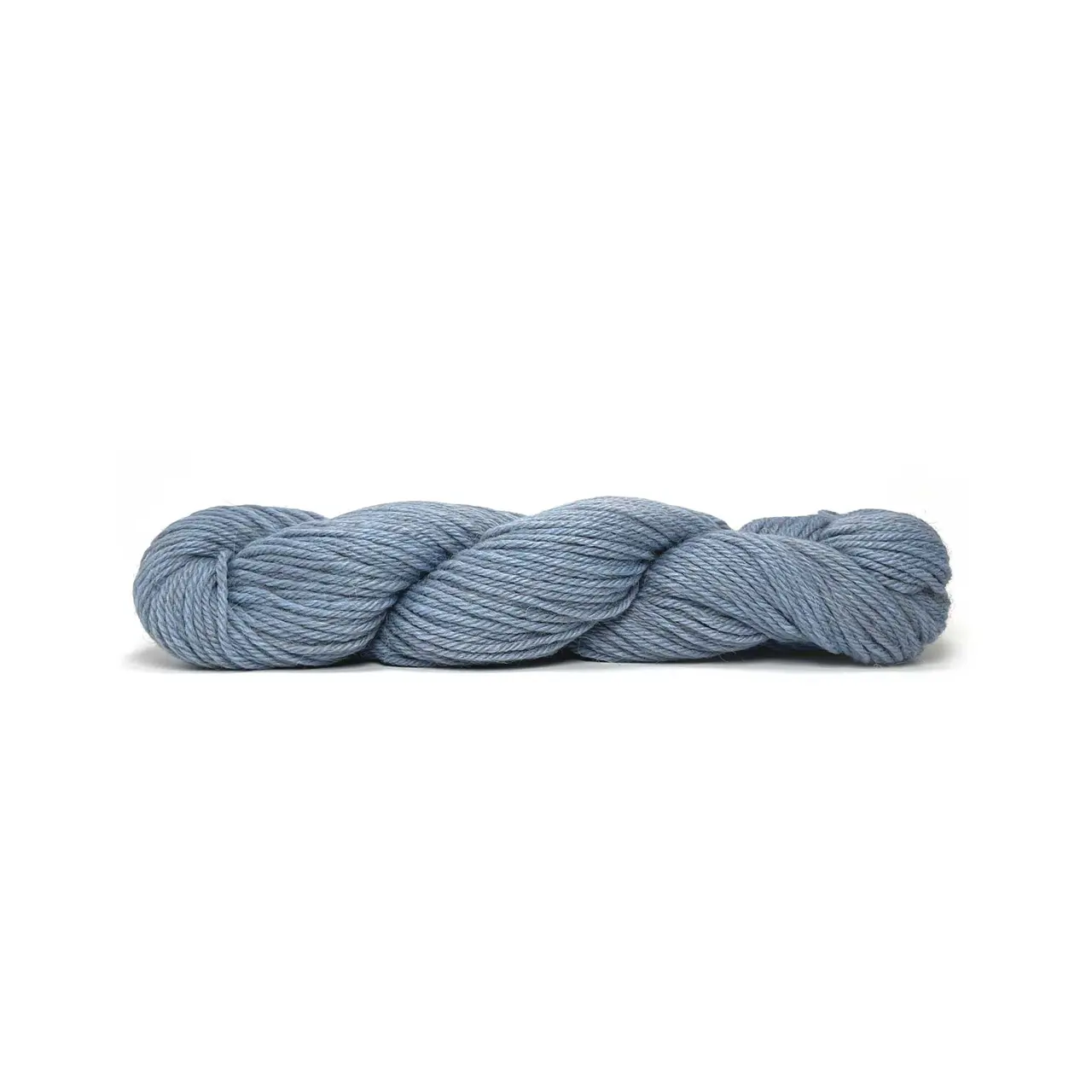 Sayama 319 Horizon von Pascuali. Sayama besteht zu 50% aus der luxuriösen herrlich weichen und zugleich haltbaren Baby-Lama-Wolle und zu 50% aus bolivianer Hochlandwolle was eine weiche feine Wolle ergibt die ziemlich robust ist. Durch das Mischen von Lama- und Hochlandwolle erhalten wir ein Garn das perfekt ausgewogen ist zwischen Leichtigkeit und Stabilität ohne die Qualität zu beeinträchtigen und das speziell für skandinavisches Stricken und alles Mehrfarbige entwickelt wurde.
