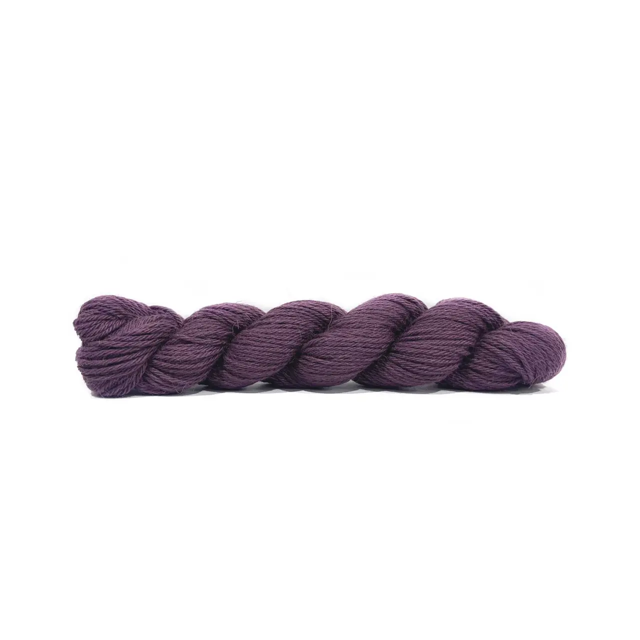 Sayama 325 Rose Quartz von Pascuali. Sayama besteht zu 50% aus der luxuriösen herrlich weichen und zugleich haltbaren Baby-Lama-Wolle und zu 50% aus bolivianer Hochlandwolle was eine weiche feine Wolle ergibt die ziemlich robust ist. Durch das Mischen von Lama- und Hochlandwolle erhalten wir ein Garn das perfekt ausgewogen ist zwischen Leichtigkeit und Stabilität ohne die Qualität zu beeinträchtigen und das speziell für skandinavisches Stricken und alles Mehrfarbige entwickelt wurde.