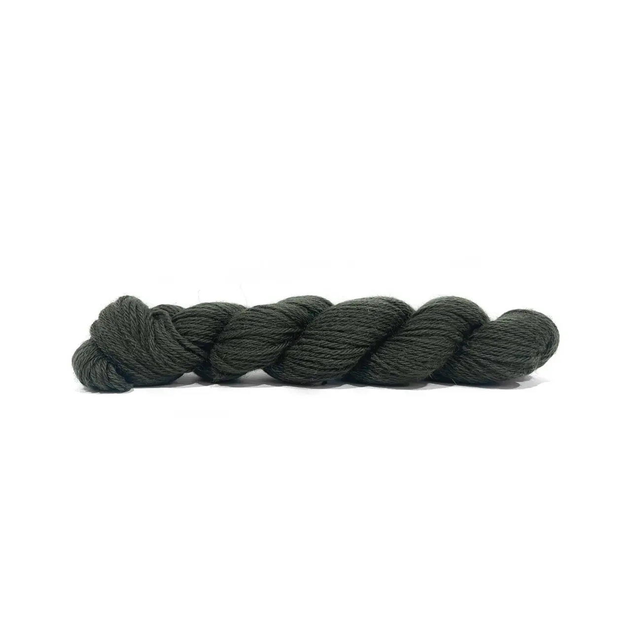 Sayama 329 Moss Green von Pascuali. Sayama besteht zu 50% aus der luxuriösen herrlich weichen und zugleich haltbaren Baby-Lama-Wolle und zu 50% aus bolivianer Hochlandwolle was eine weiche feine Wolle ergibt die ziemlich robust ist. Durch das Mischen von Lama- und Hochlandwolle erhalten wir ein Garn das perfekt ausgewogen ist zwischen Leichtigkeit und Stabilität ohne die Qualität zu beeinträchtigen und das speziell für skandinavisches Stricken und alles Mehrfarbige entwickelt wurde.