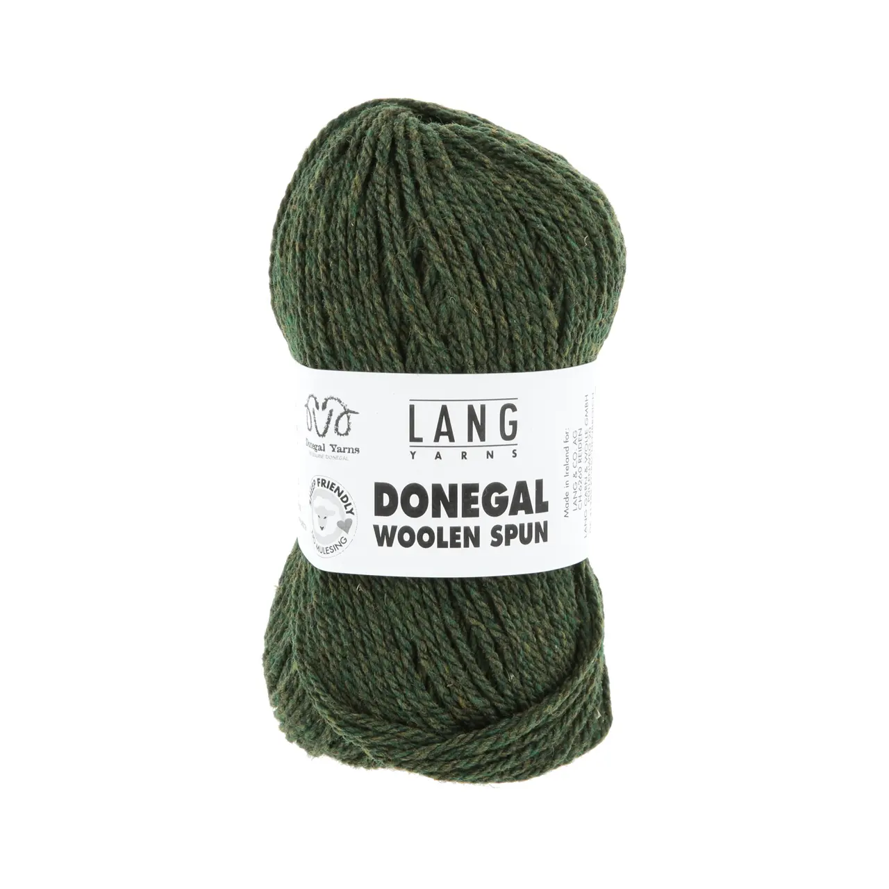 Donegal Woolen Spun 17 Grün von Lang Yarns. Mit traditionellen Maschinen und Techniken in der Region Donegal in Irland hergestellt besticht DONEGAL WOOLEN SPUN durch seine einzigartig melierten Farbtöne. Das Garn wird als Streichgarn (woolen spun) gefertigt bei dem kürzere Wollfasern locker miteinander versponnen werden ohne zuvor vollständig gekämmt oder parallelisiert zu werden. Im Gegensatz zum Kammgarn