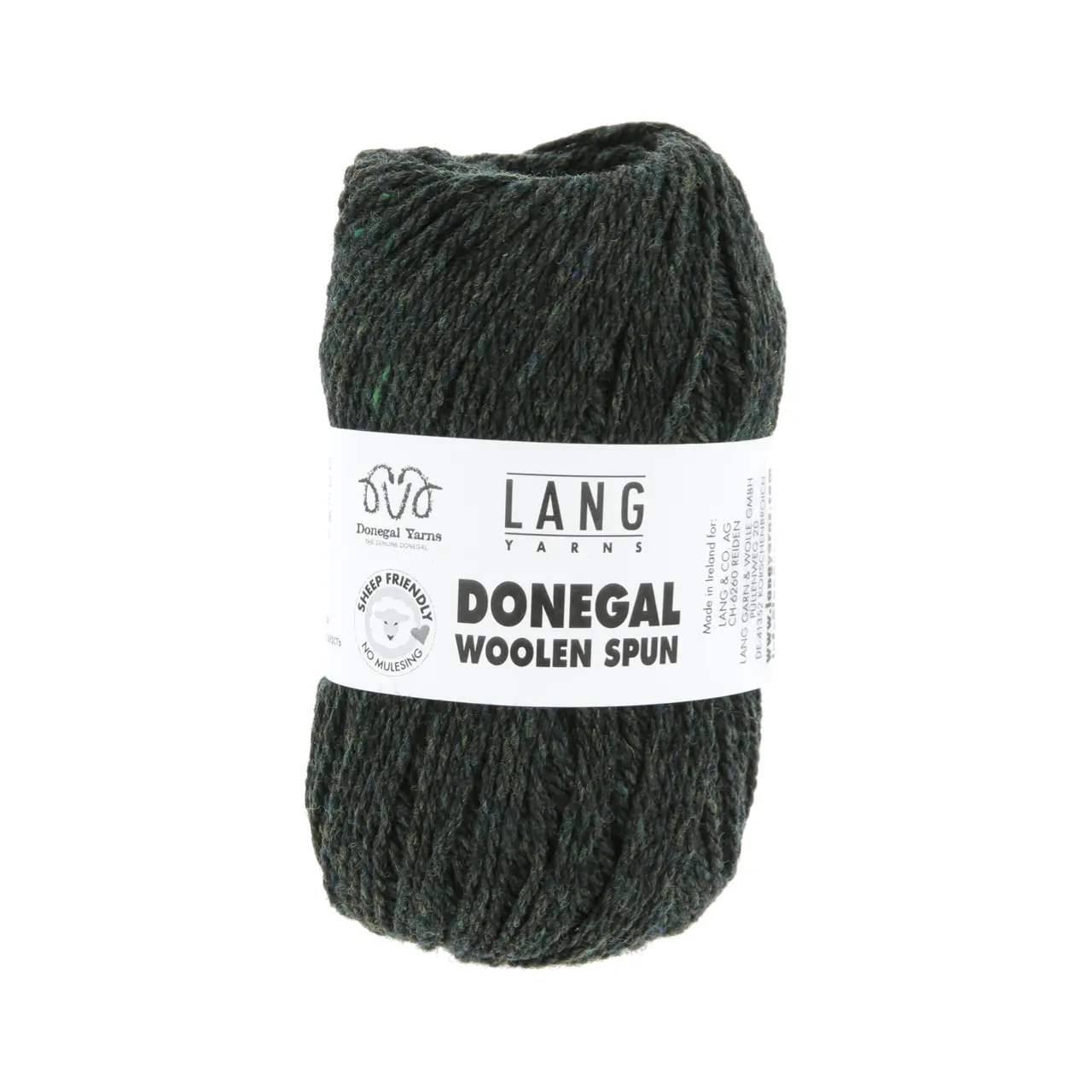 Donegal Woolen Spun 18 Dunkelgrün von Lang Yarns. Mit traditionellen Maschinen und Techniken in der Region Donegal in Irland hergestellt besticht DONEGAL WOOLEN SPUN durch seine einzigartig melierten Farbtöne. Das Garn wird als Streichgarn (woolen spun) gefertigt bei dem kürzere Wollfasern locker miteinander versponnen werden ohne zuvor vollständig gekämmt oder parallelisiert zu werden. Im Gegensatz zum Kammgarn
