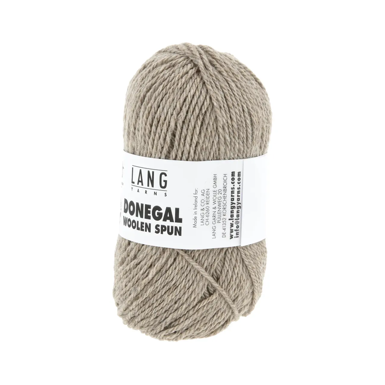 Donegal Woolen Spun 26 Sand von Lang Yarns. Mit traditionellen Maschinen und Techniken in der Region Donegal in Irland hergestellt besticht DONEGAL WOOLEN SPUN durch seine einzigartig melierten Farbtöne. Das Garn wird als Streichgarn (woolen spun) gefertigt bei dem kürzere Wollfasern locker miteinander versponnen werden ohne zuvor vollständig gekämmt oder parallelisiert zu werden. Im Gegensatz zum Kammgarn