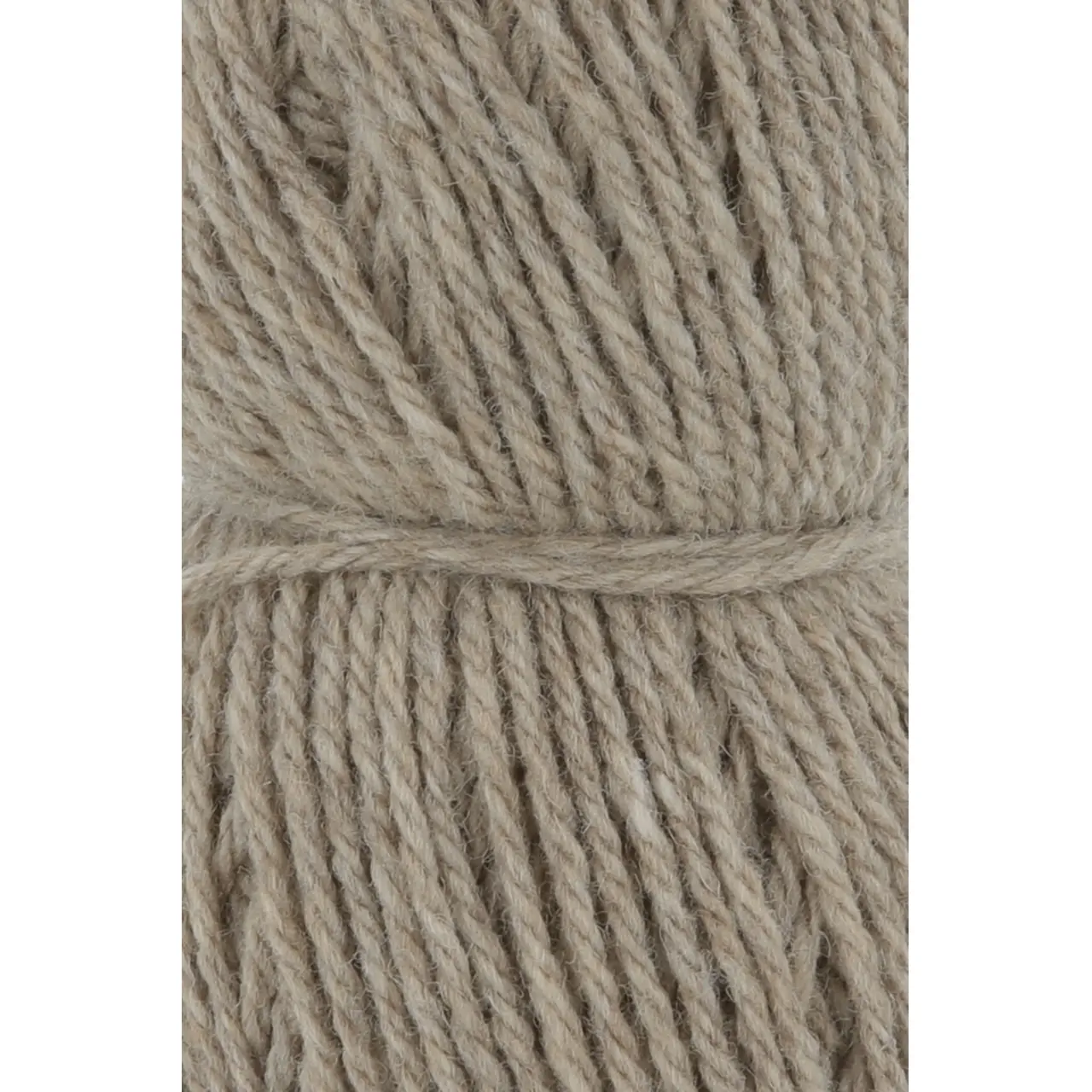 Donegal Woolen Spun 26 Sand von Lang Yarns. Mit traditionellen Maschinen und Techniken in der Region Donegal in Irland hergestellt besticht DONEGAL WOOLEN SPUN durch seine einzigartig melierten Farbtöne. Das Garn wird als Streichgarn (woolen spun) gefertigt bei dem kürzere Wollfasern locker miteinander versponnen werden ohne zuvor vollständig gekämmt oder parallelisiert zu werden. Im Gegensatz zum Kammgarn