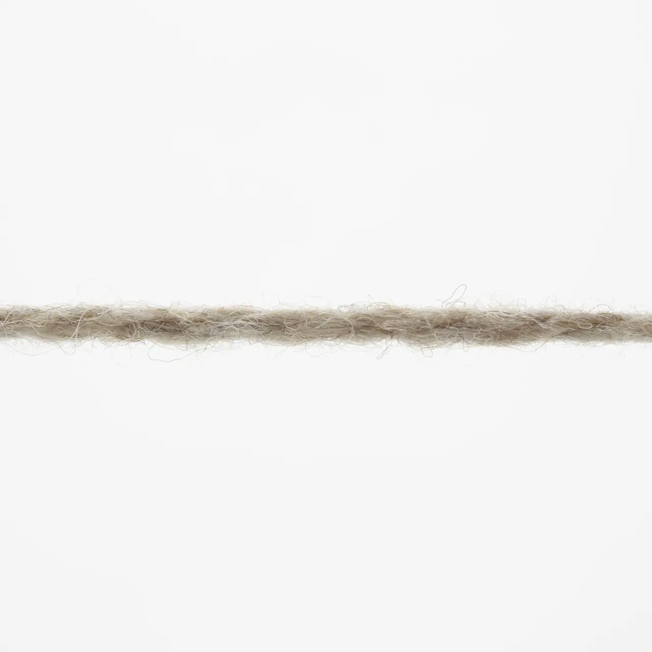 Donegal Woolen Spun 26 Sand von Lang Yarns. Mit traditionellen Maschinen und Techniken in der Region Donegal in Irland hergestellt besticht DONEGAL WOOLEN SPUN durch seine einzigartig melierten Farbtöne. Das Garn wird als Streichgarn (woolen spun) gefertigt bei dem kürzere Wollfasern locker miteinander versponnen werden ohne zuvor vollständig gekämmt oder parallelisiert zu werden. Im Gegensatz zum Kammgarn