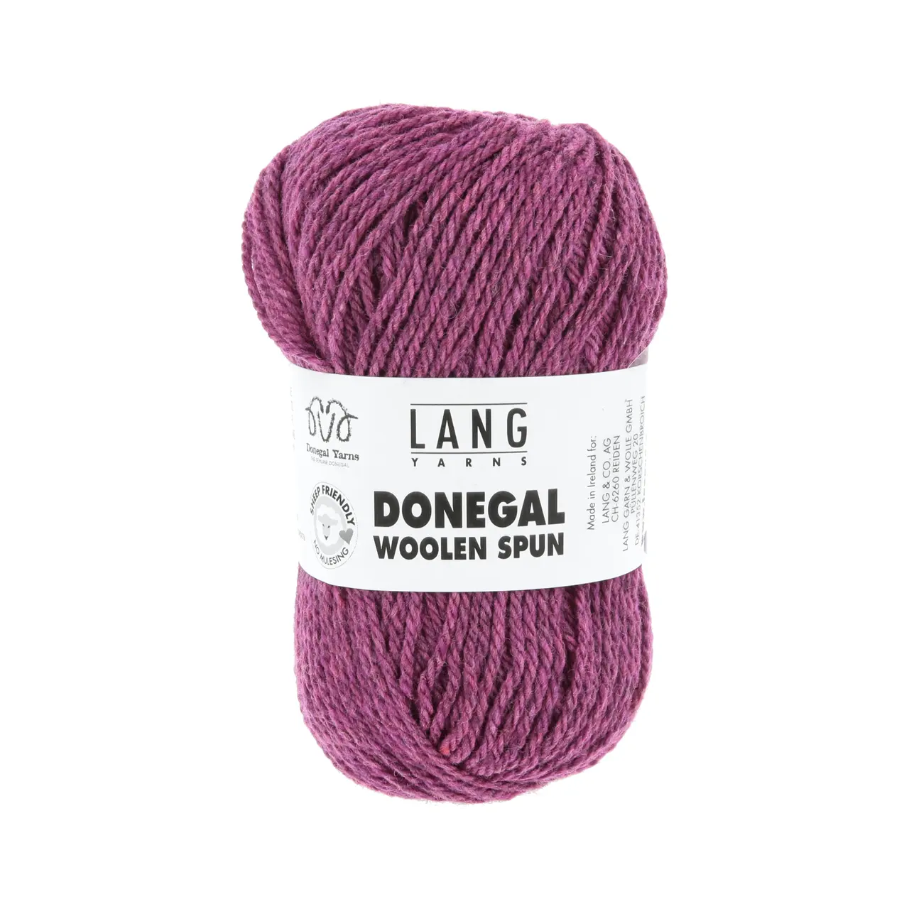 Donegal Woolen Spun 66 Beere von Lang Yarns. Mit traditionellen Maschinen und Techniken in der Region Donegal in Irland hergestellt besticht DONEGAL WOOLEN SPUN durch seine einzigartig melierten Farbtöne. Das Garn wird als Streichgarn (woolen spun) gefertigt bei dem kürzere Wollfasern locker miteinander versponnen werden ohne zuvor vollständig gekämmt oder parallelisiert zu werden. Im Gegensatz zum Kammgarn